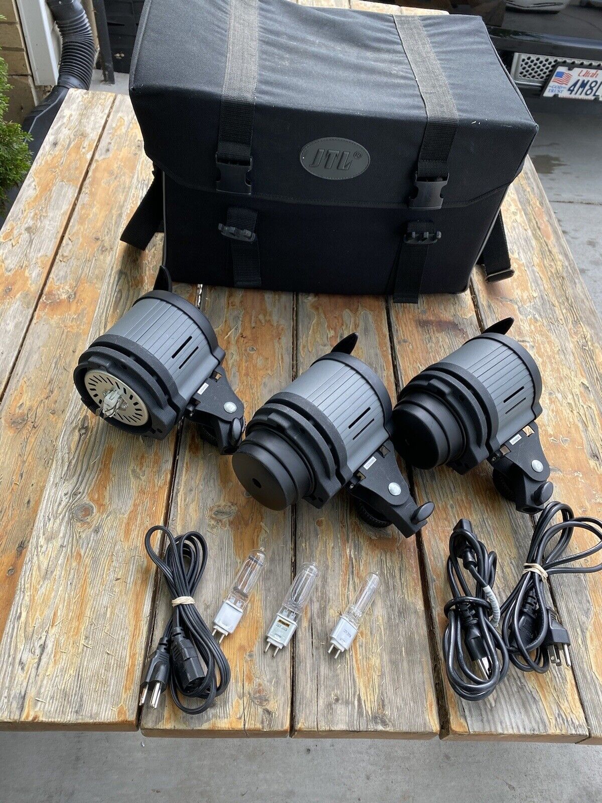 Set Of 3 Promaster Studio Lights 2 QL1000 and 1 QL300 W BULBS AND BAG/CASE  Promaster N/A