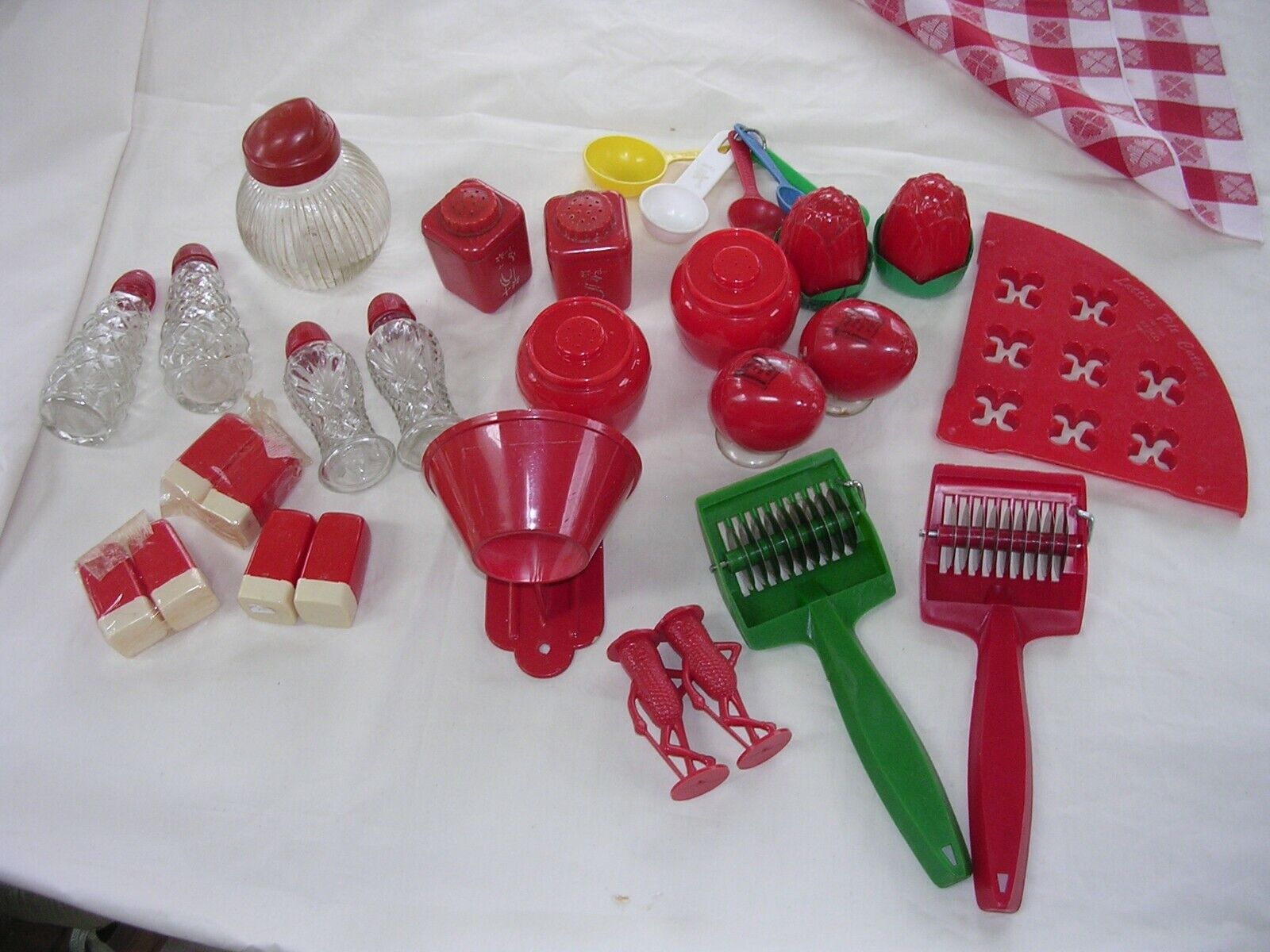 VINTAGE Red mid century 1950s kitsch plastic KITCHEN ITEMS LUSTRO etc Без бренда