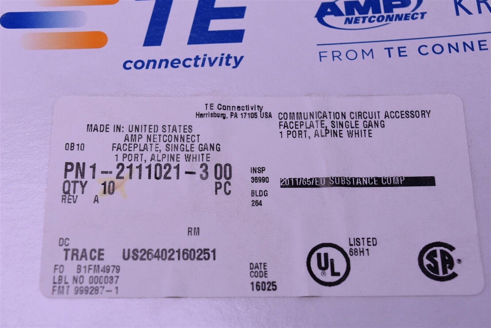 77 TE Connectivity 2-Port Faceplate White Single Gang & Hardware PN1-2111021-3 TE CONNECTIVITY PN1-2111021-3 - фотография #6