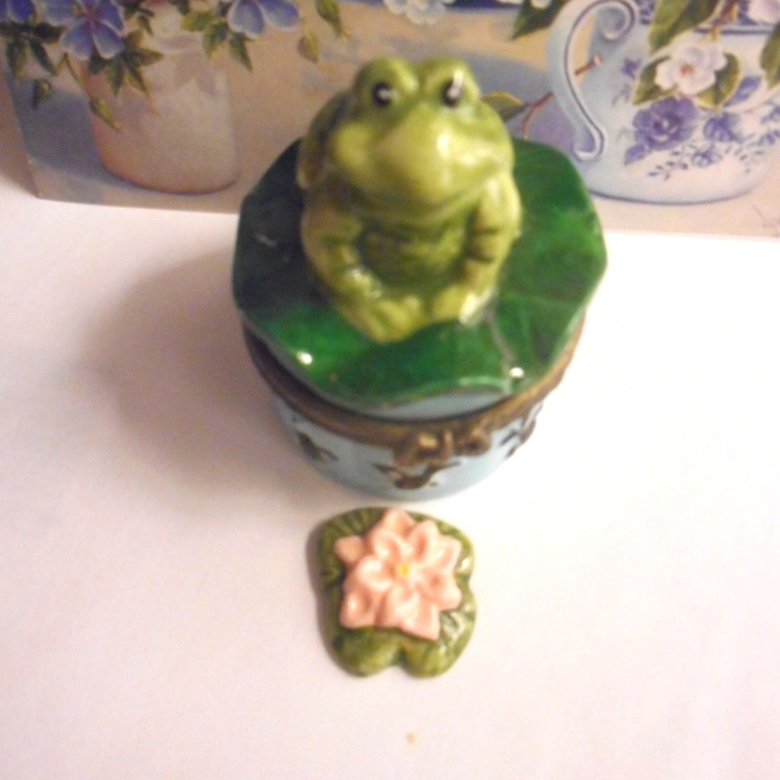 Green frog with seperate lily pad trinket box..HEAVY.. Без бренда - фотография #5