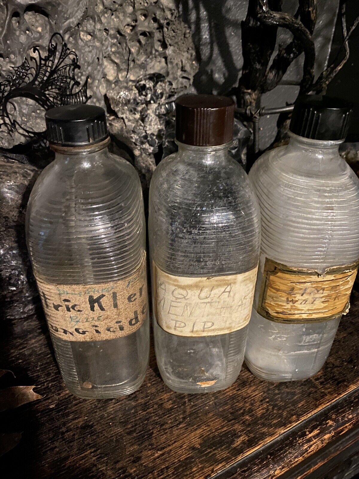 ANTIQUE MEDICAL LABORATORY BOTTLES CALIBRATED RIBBED OLD LABELS TOPS GRUNGY Без бренда - фотография #8