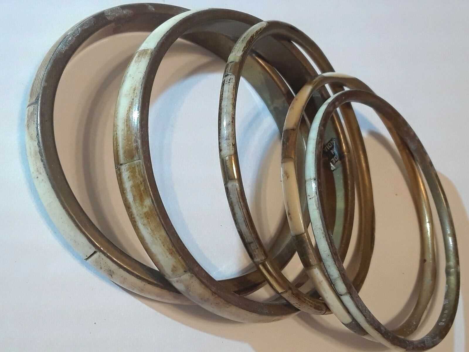 Lot of 5 gold tone bangle bracelets with inlay stone. Made in India. Beautiful! Unbranded - фотография #3
