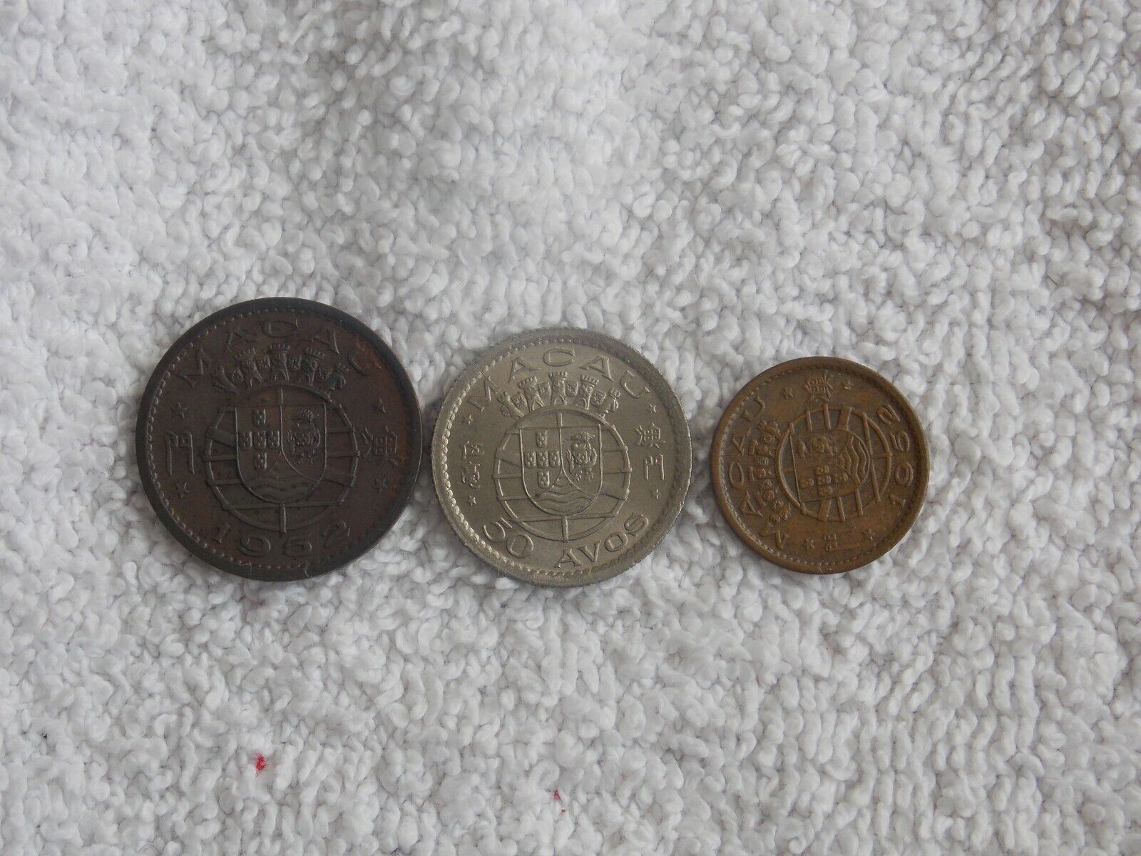 Angola and Macau coins Без бренда - фотография #2