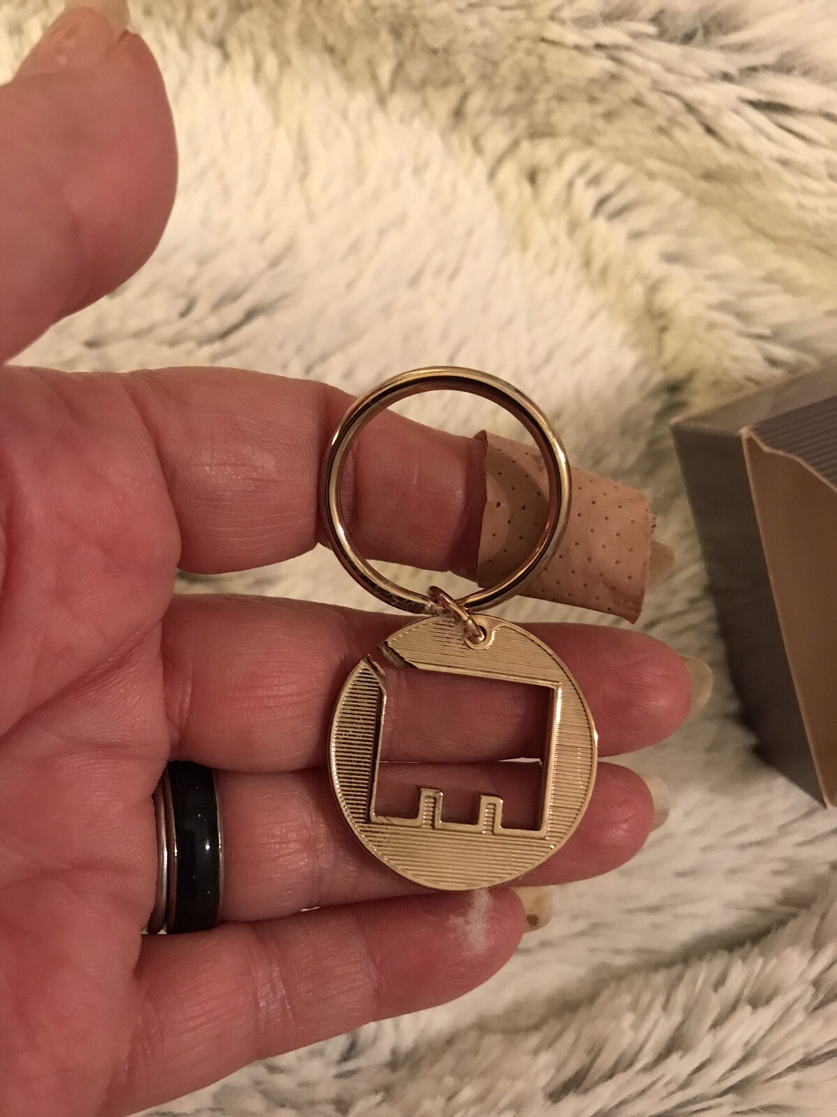 Vtg NIB Avon Interlocking Initial E Key Ring- Goldtone Avon - фотография #2