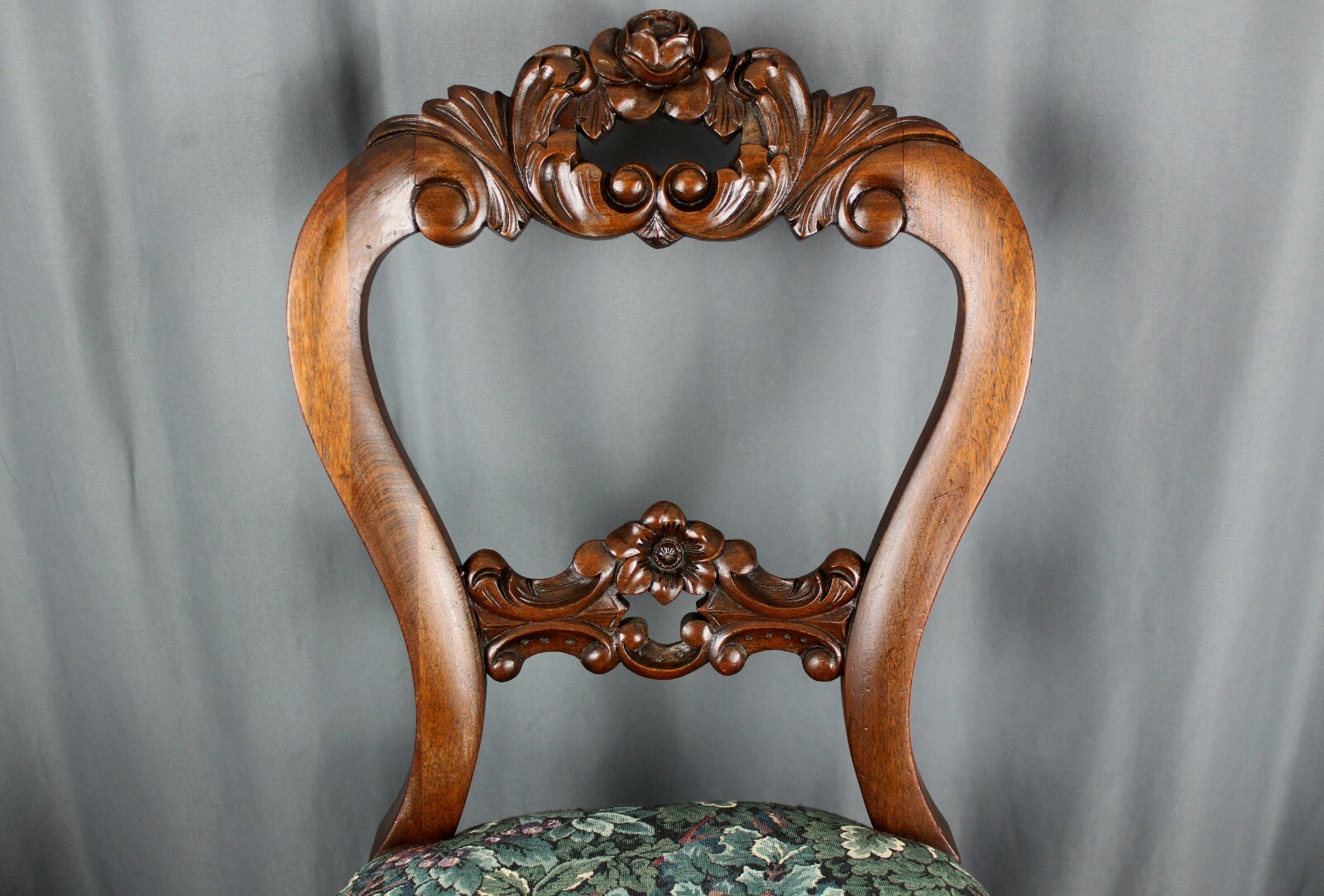 Pair of rose carved balloon side chairs, Late Victorian, Mahogany, turned legs Unbranded - фотография #6