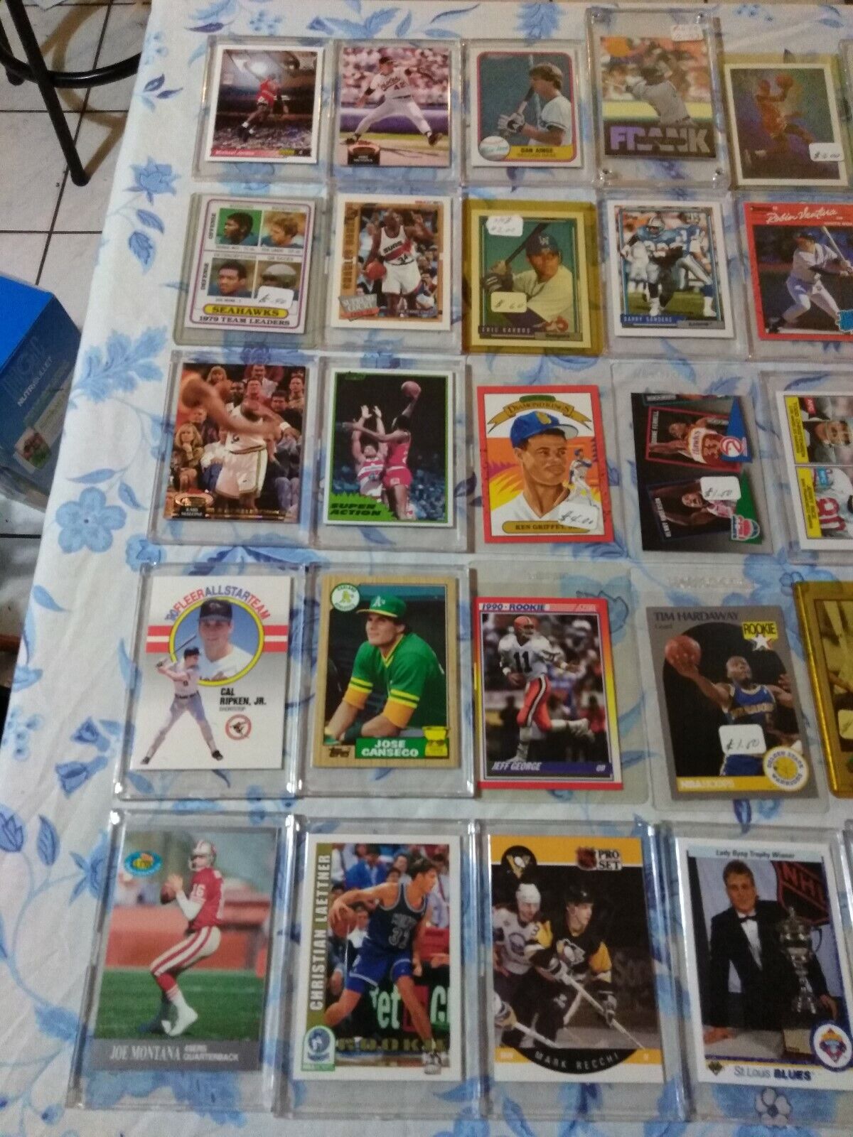Lot of 73 Assorted Cards Baseball Football Basketball Hockey Jordan Griffey  Без бренда