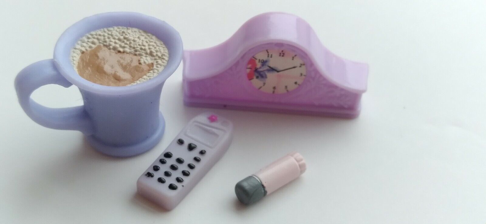Bratz Accesories, Cell Phone, Lip stick, Cup of Cocoa,  Clock Bratz