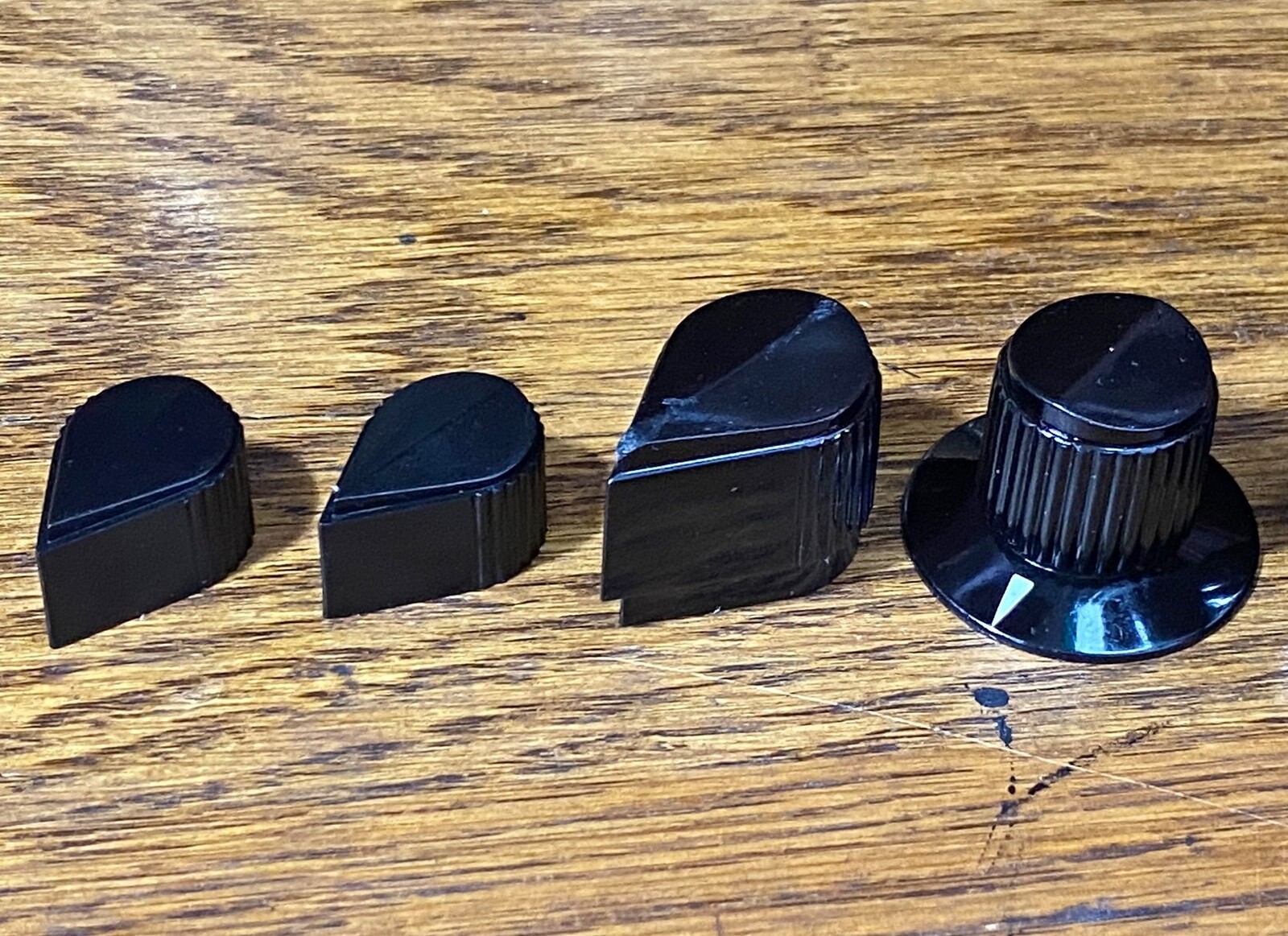 9 Vintage Raytheon Black Phenolic Round & Pointer Knobs; Double Set Screw Likely Raytheon, National, or Insuline (ICA) - фотография #6
