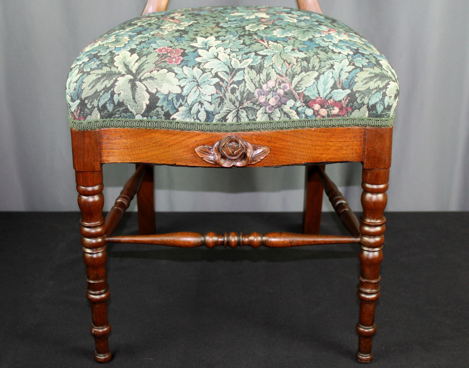 Pair of rose carved balloon side chairs, Late Victorian, Mahogany, turned legs Unbranded - фотография #7