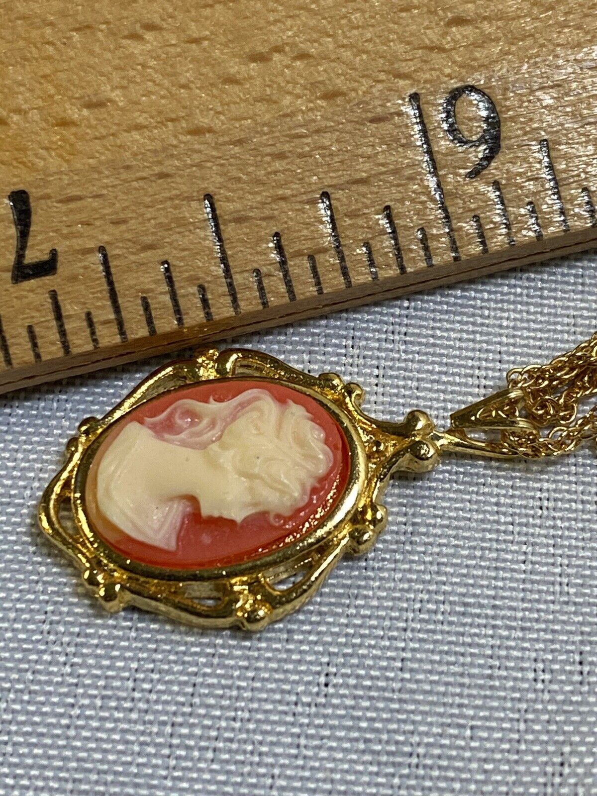 VTG REAL Cameo Gold Tone Metal Pendant Charm Coral Color Background For Necklace Cameo - фотография #7