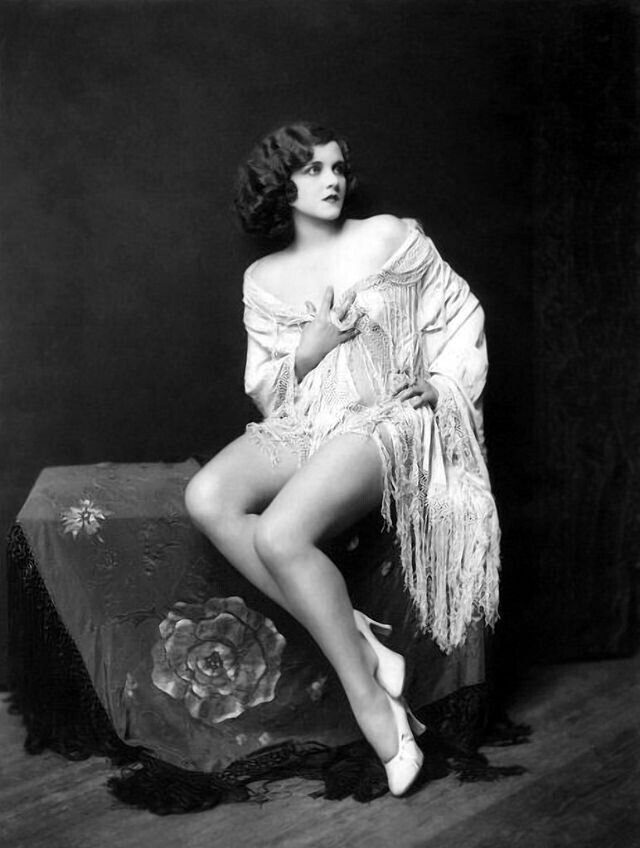 Art Deco beauty from the world famous Ziegfeld Follies, 1920s / 30s,  6 + 4 inch Без бренда