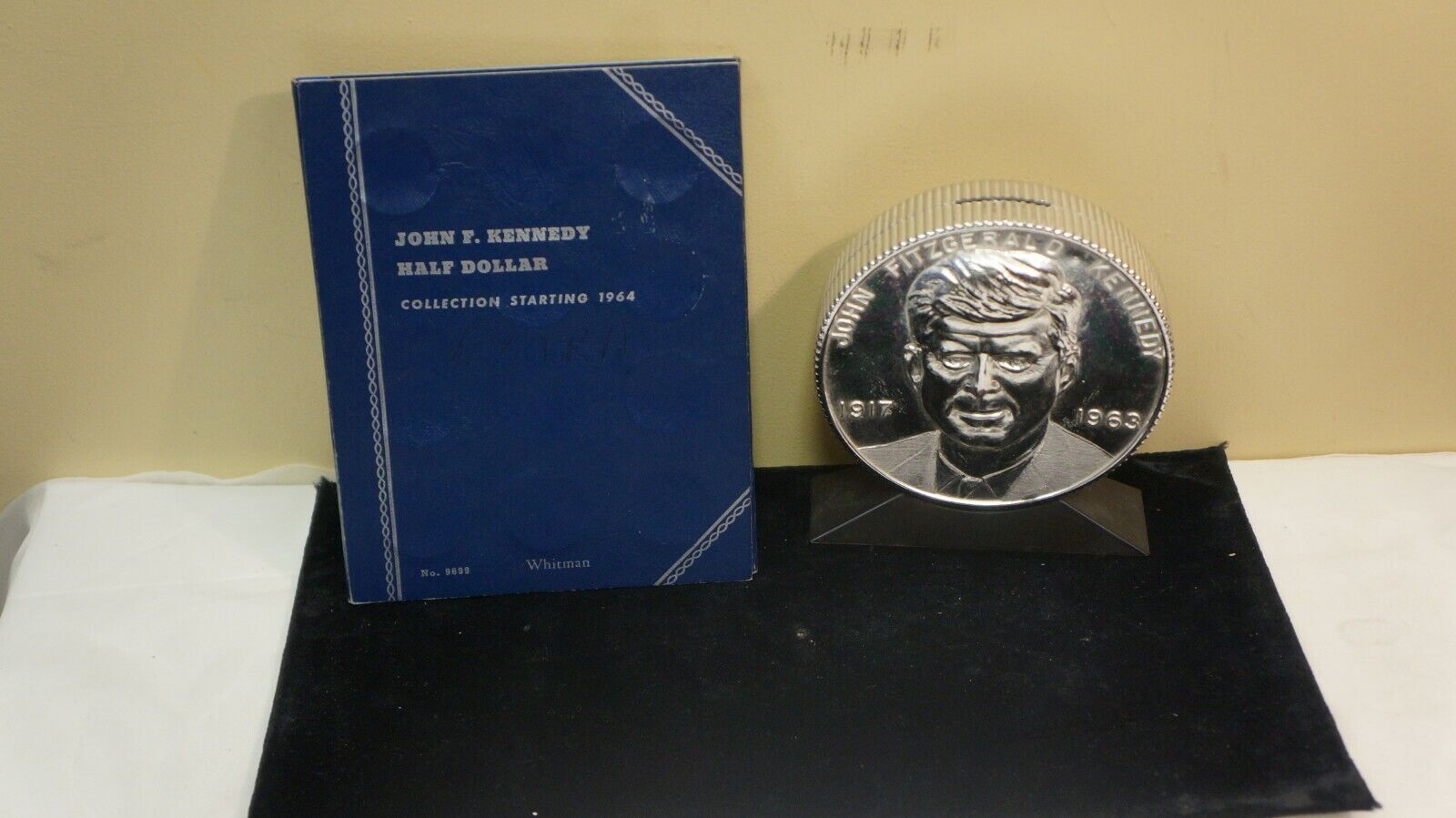 President John F. Kennedy ASTRO Coin Bank w partial filled whitman halves holder Без бренда