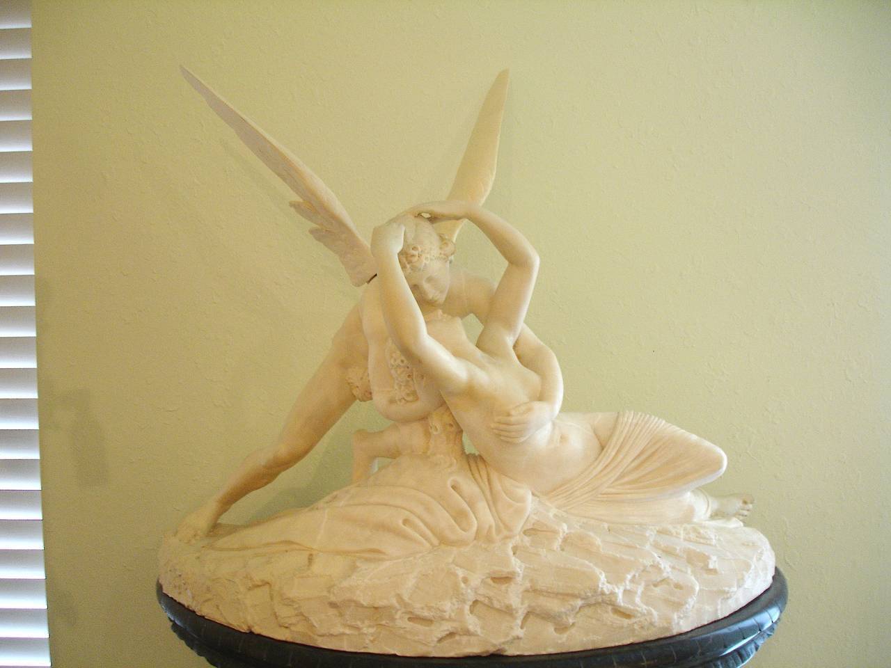 Palatial Marble Sculpture 'Cupid's Kiss' after Canova Conforming Marble Pedestal Без бренда - фотография #5