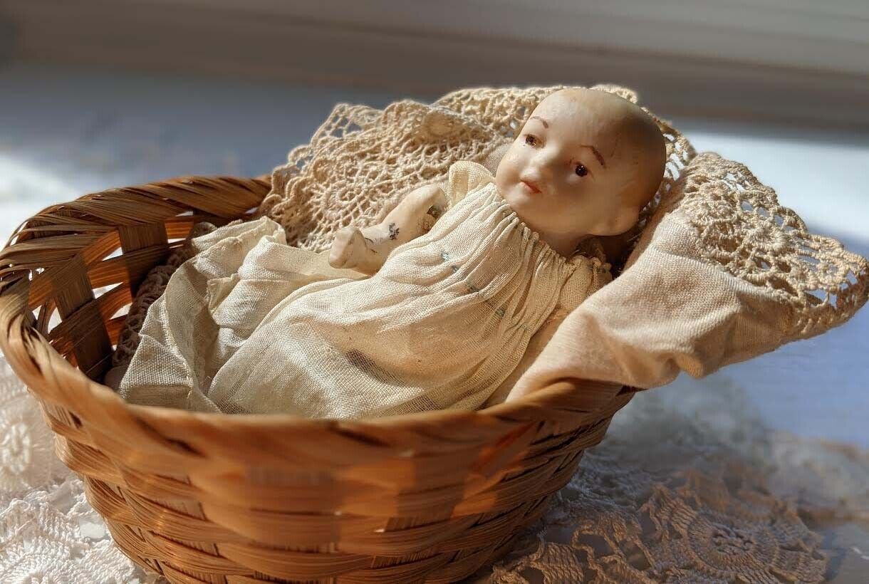 Vintage Jointed Baby Doll Small Porcelain 4” in Dress & Basket w/ Vtg lace Unbranded