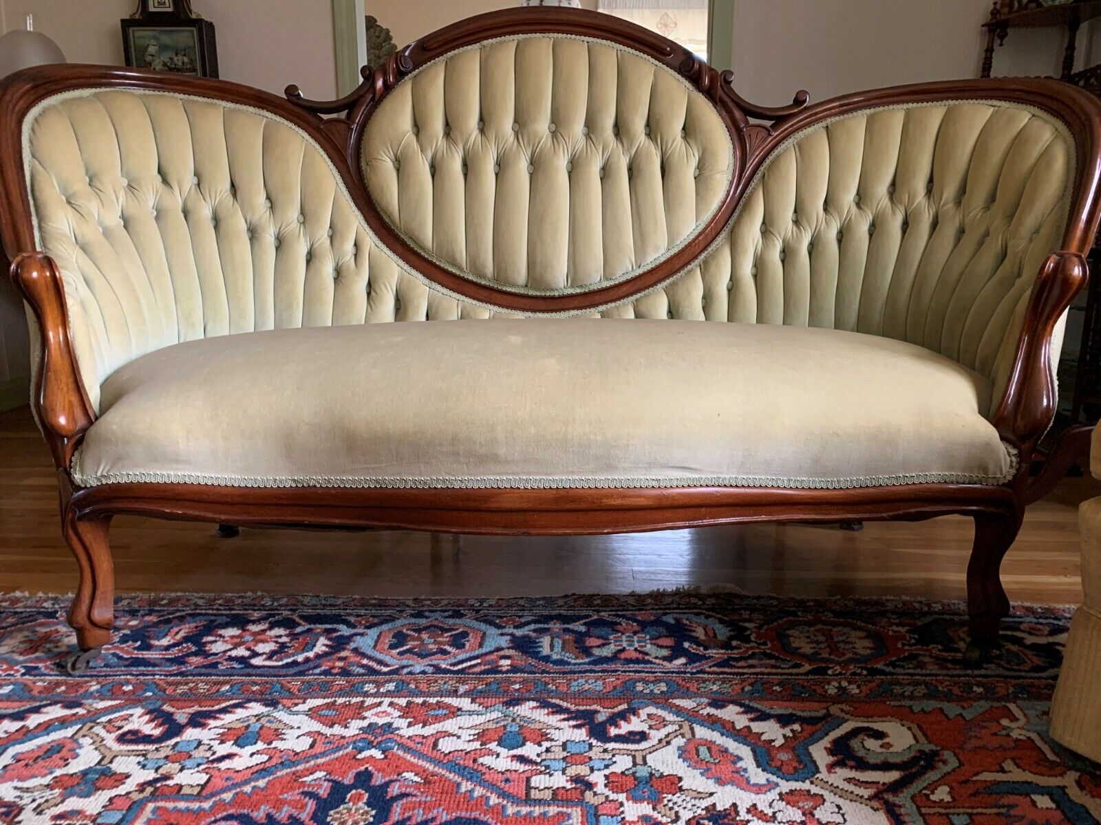 Antique  Tufted  Victorian Sofa   Без бренда