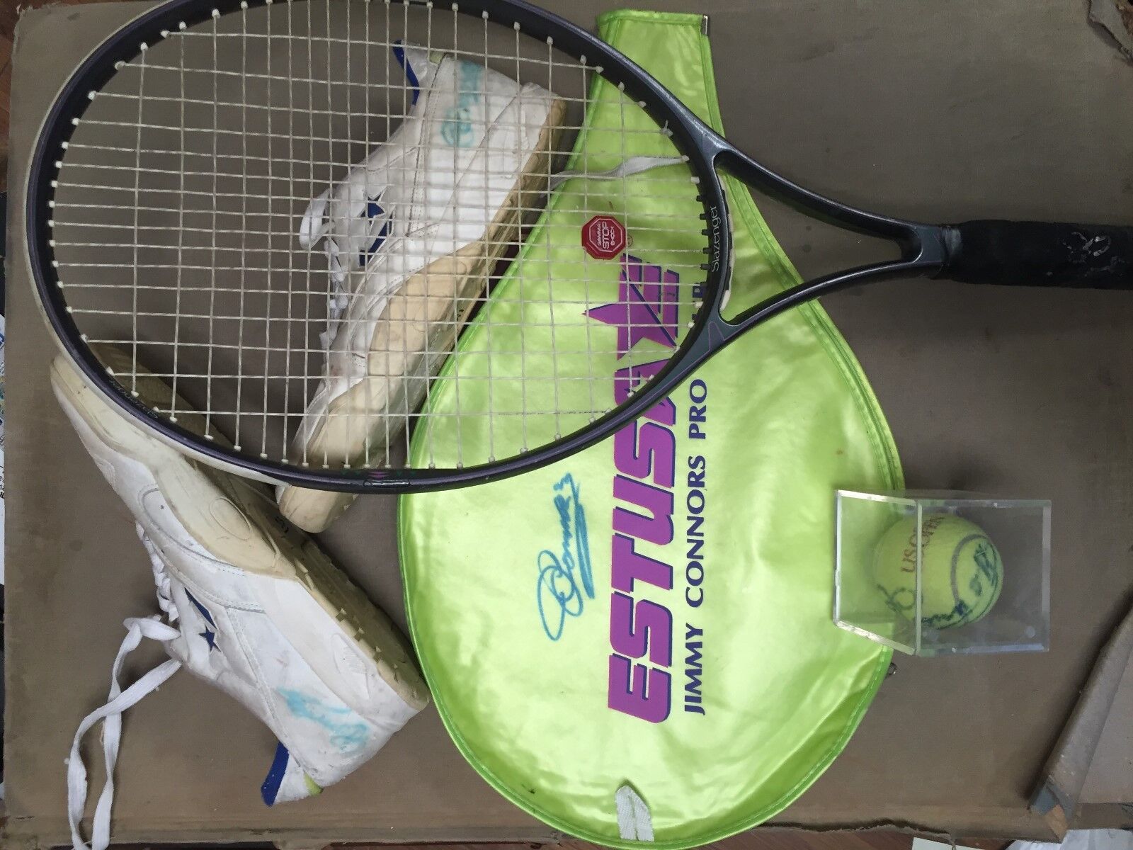 C. 1990'S JIMMY CONNORS SIGNED GAME WORN SNEAKERS, U.S. OPEN BALL,RACKET & COVER Без бренда
