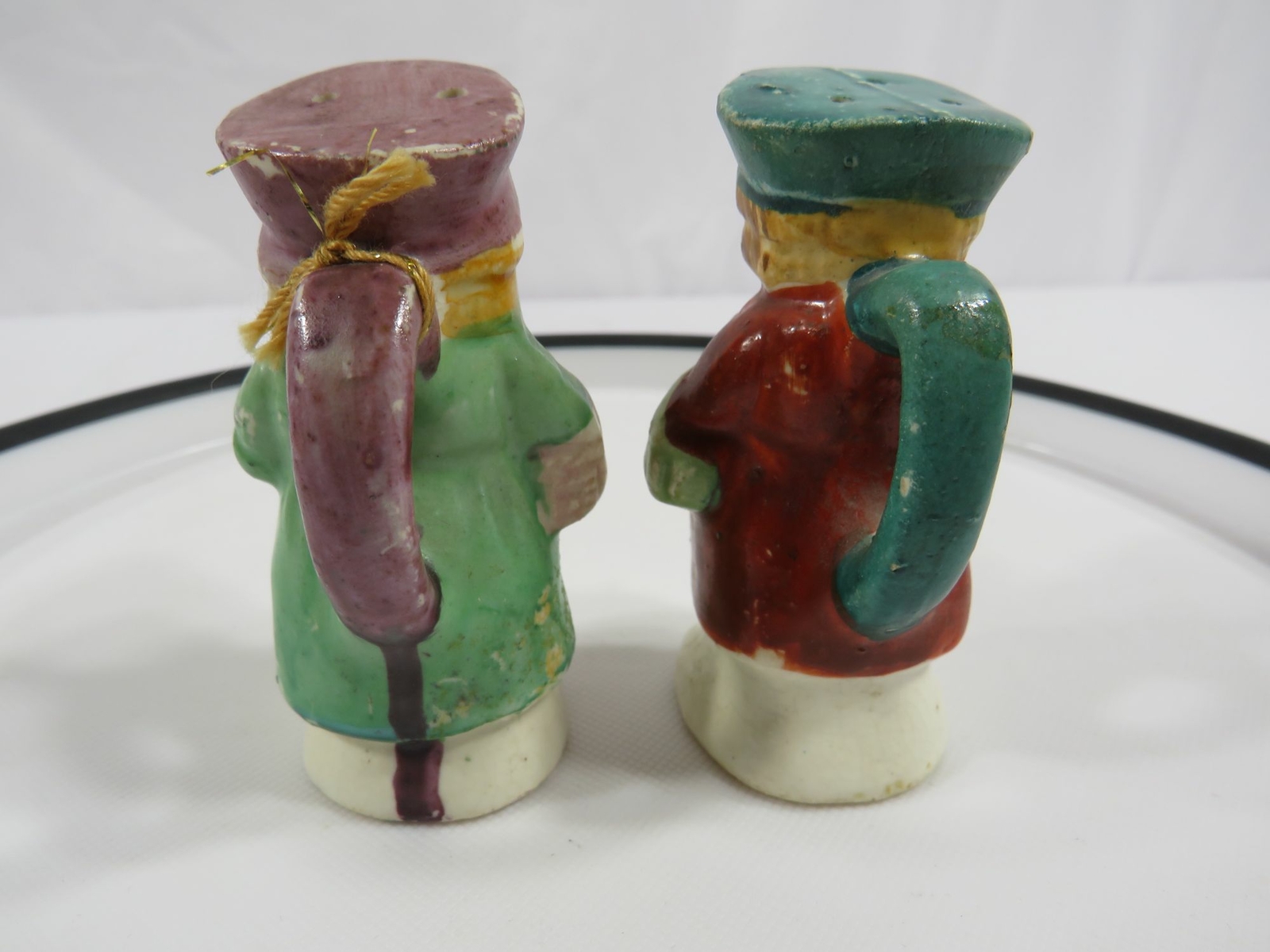 COLONIAL COUPLE SALT PEPPER CERAMIC SHAKERS BRIGHTLY HAND PAINTED 2-3/4”H JAPAN Made in Japan Pepper Shakers - фотография #5