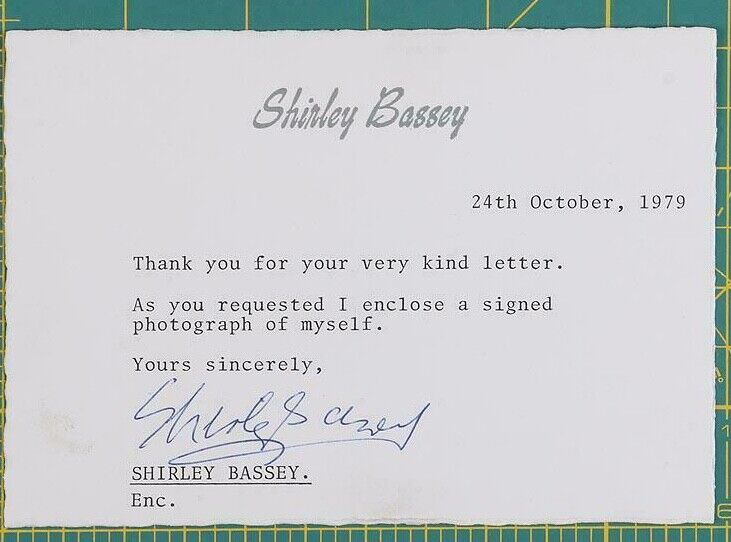  Shirley Bassey (James Bond Singer) Pair Original Autographed Photograph Note  Без бренда - фотография #4