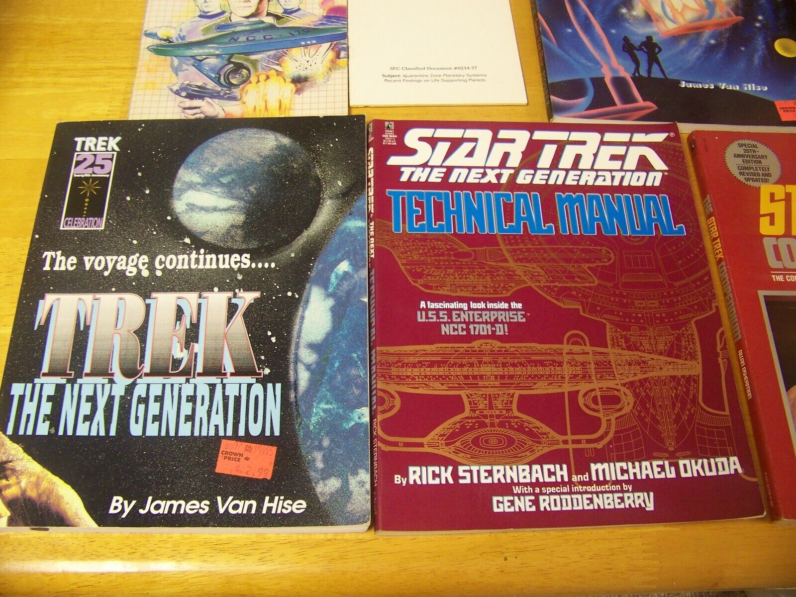 Star Trek Books Technical Manuals, Star Trek Compendum, Crew Book, Rebel Univers Star Trek - фотография #2
