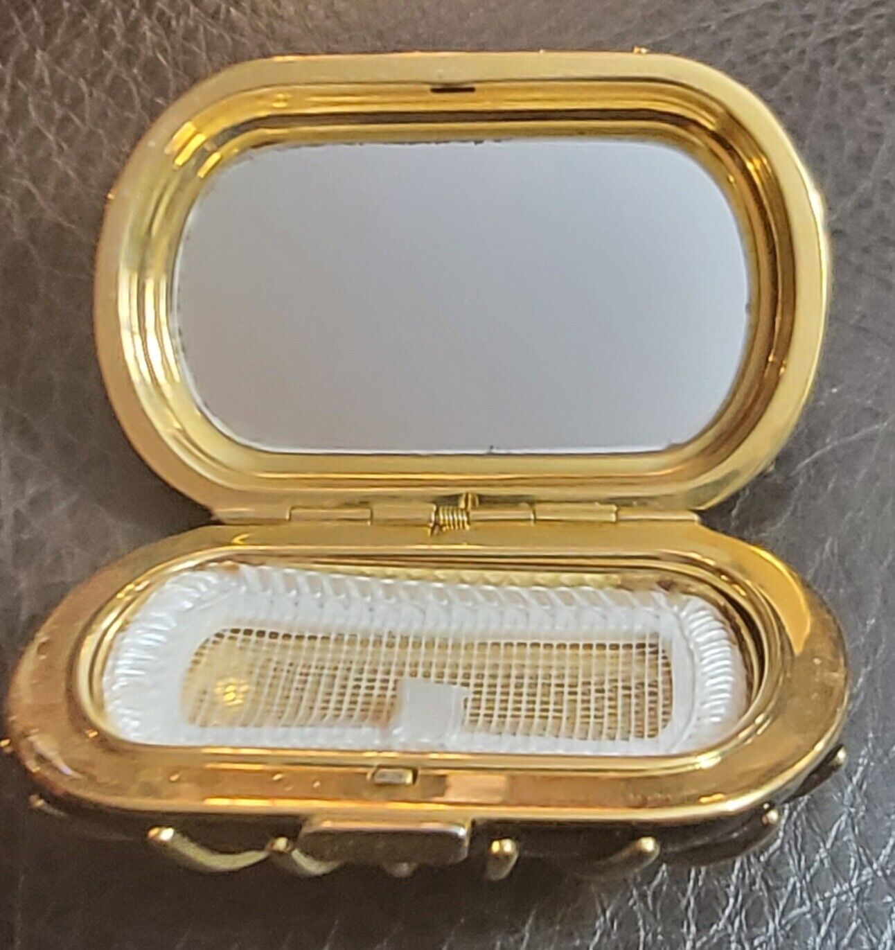 Revlon Makeup Compact Burgundy Gold Tone Sunburst Unused Vtg Spring Loaded Cover Без бренда - фотография #2