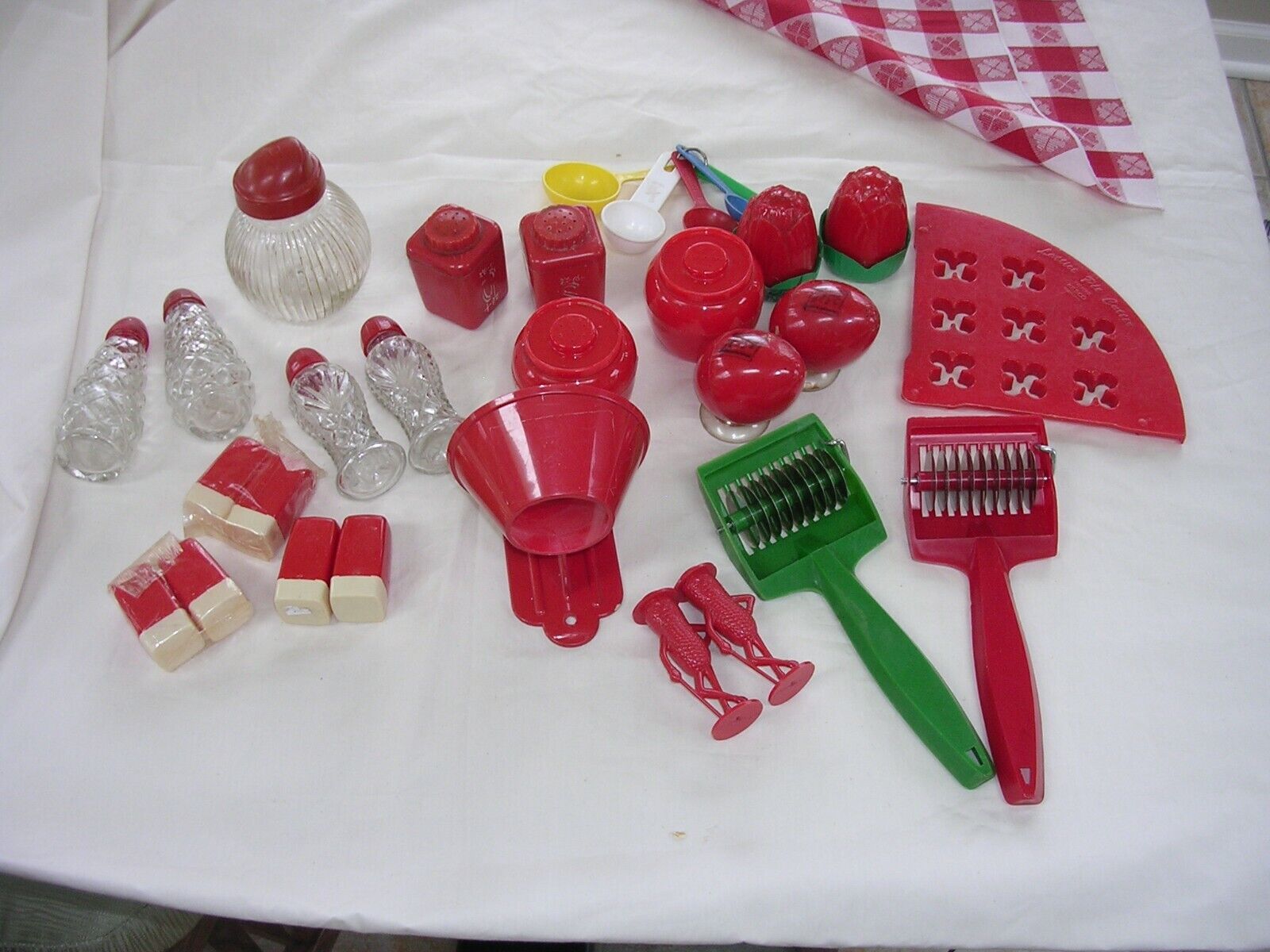VINTAGE Red mid century 1950s kitsch plastic KITCHEN ITEMS LUSTRO etc Без бренда - фотография #2