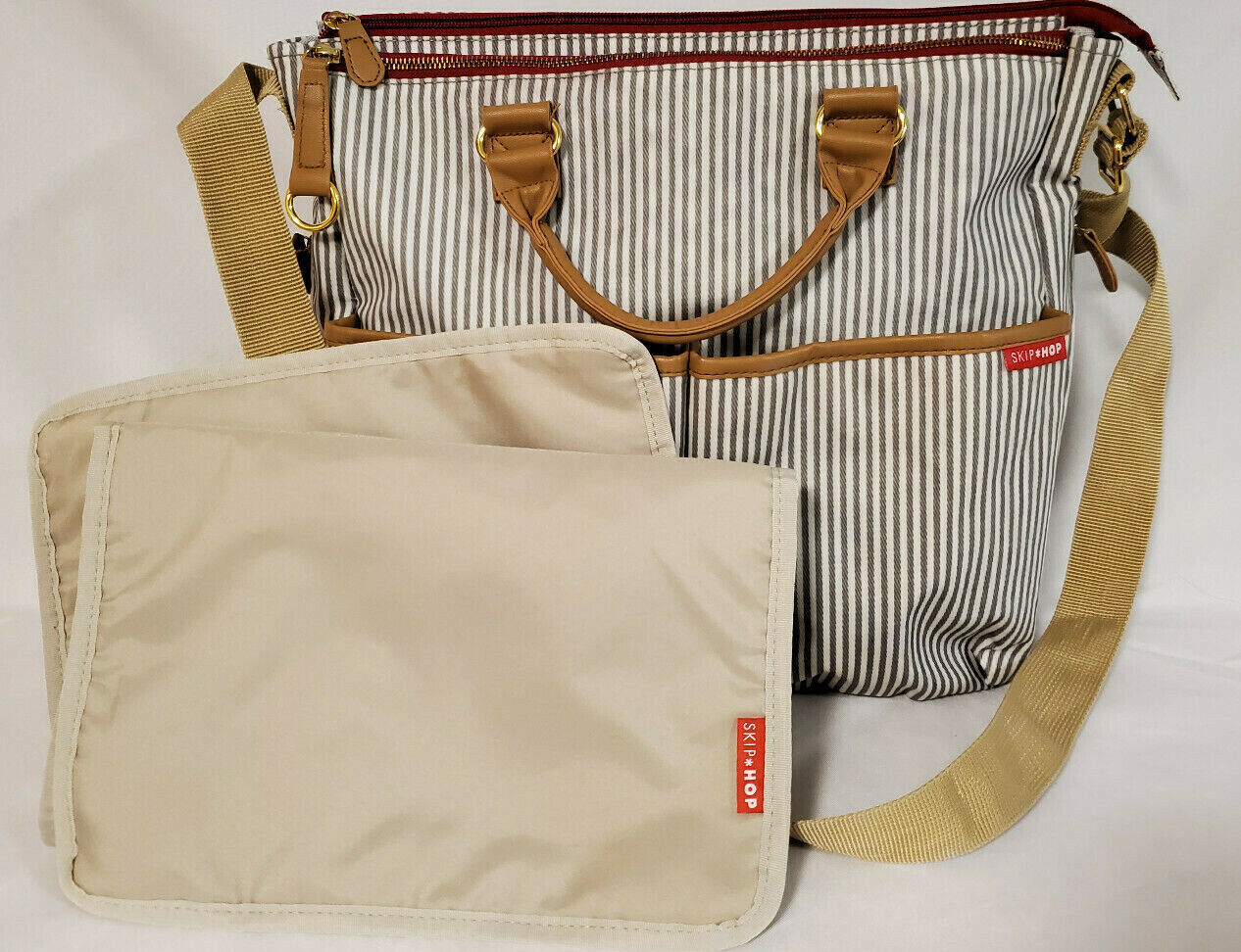 Skip Hop Duo Special Ed. diaper bag & Changing Pad White & Gray French Stripes Skip Hop - фотография #2