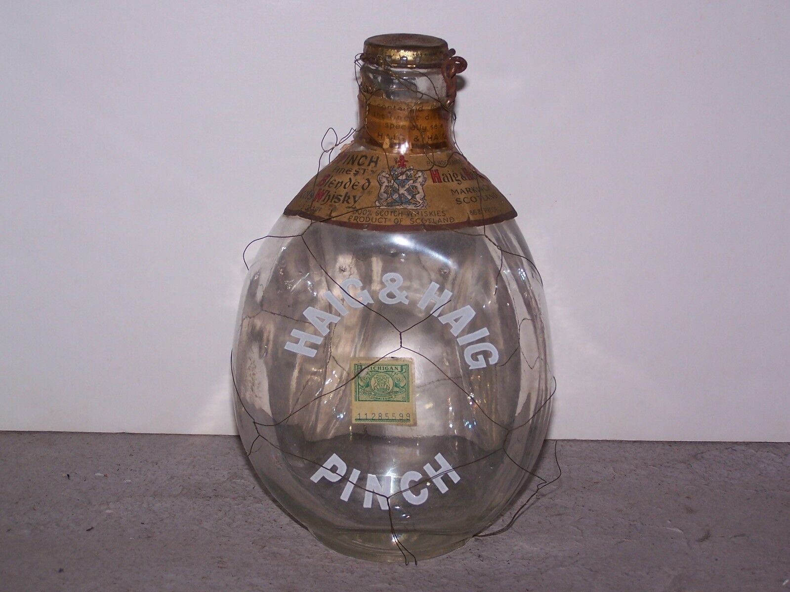 Vintage Haig & Haig Pinch 3-sided Bottle with Wire 4/5 Quart Без бренда