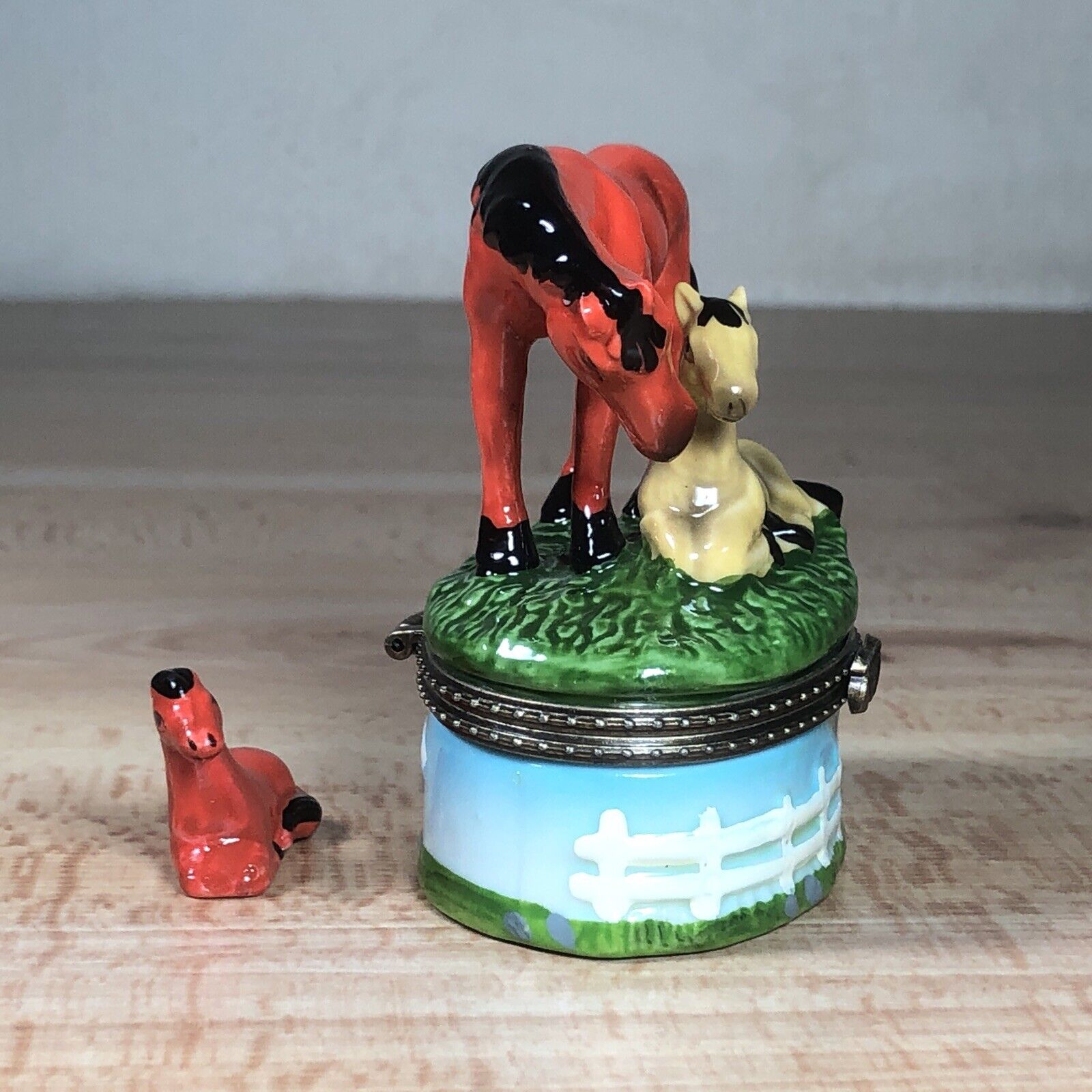 Vintage Foal Mare Horse Pony Ceramic Figurine Hinged Trinket Jewelry Box 3" NOS Без бренда - фотография #3