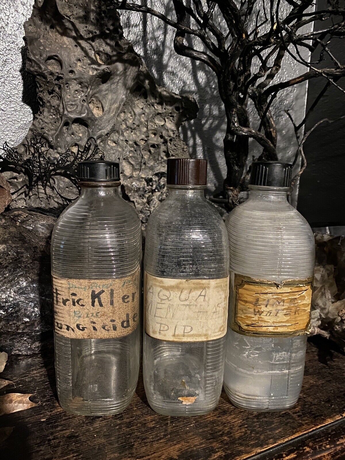 ANTIQUE MEDICAL LABORATORY BOTTLES CALIBRATED RIBBED OLD LABELS TOPS GRUNGY Без бренда