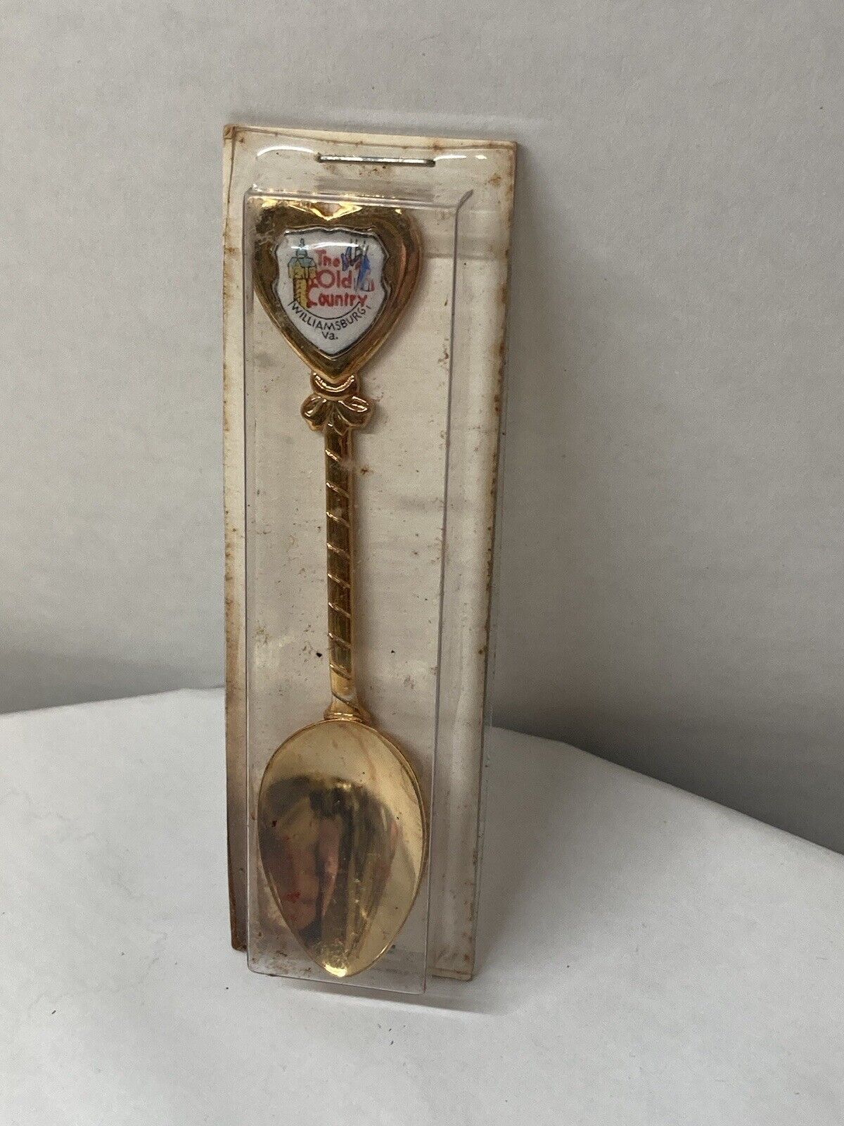 Vintage Collector Souvenir Spoon "The Old Country" Williamsburg, VA gold tone Без бренда