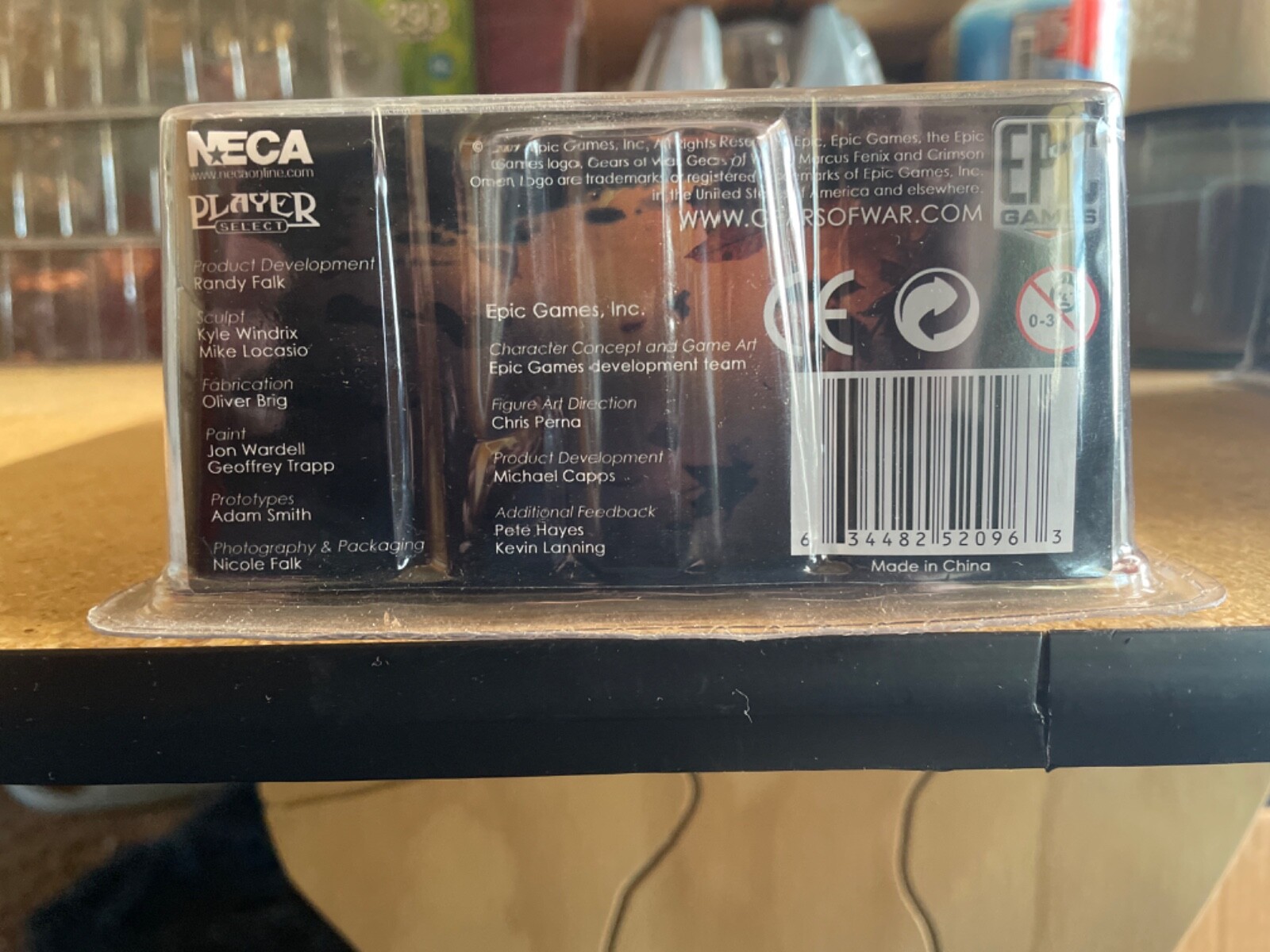 Neca Gears of war 2 Marcus in theron disguise figure still in package. NECA - фотография #6
