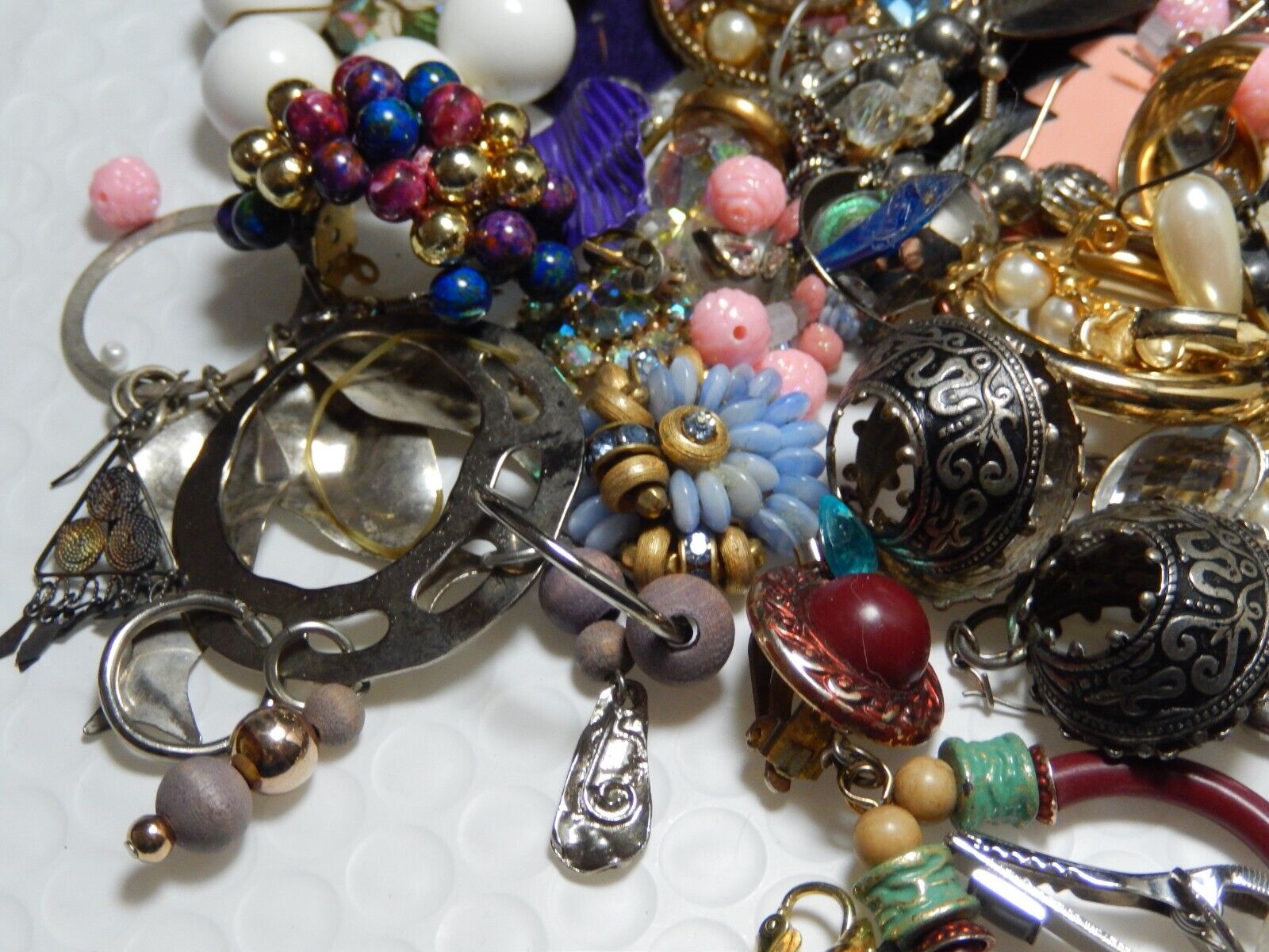 Costume Jewelry Lot For Crafting Over 50 pieces Assortment Sold as is Unbranded - фотография #2