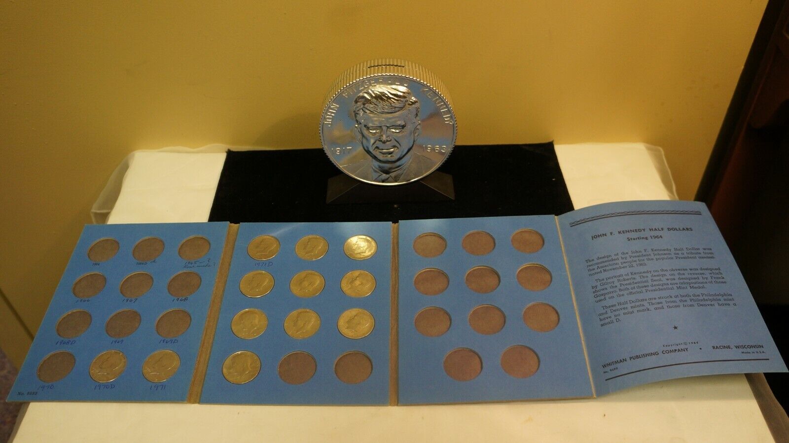 President John F. Kennedy ASTRO Coin Bank w partial filled whitman halves holder Без бренда - фотография #2
