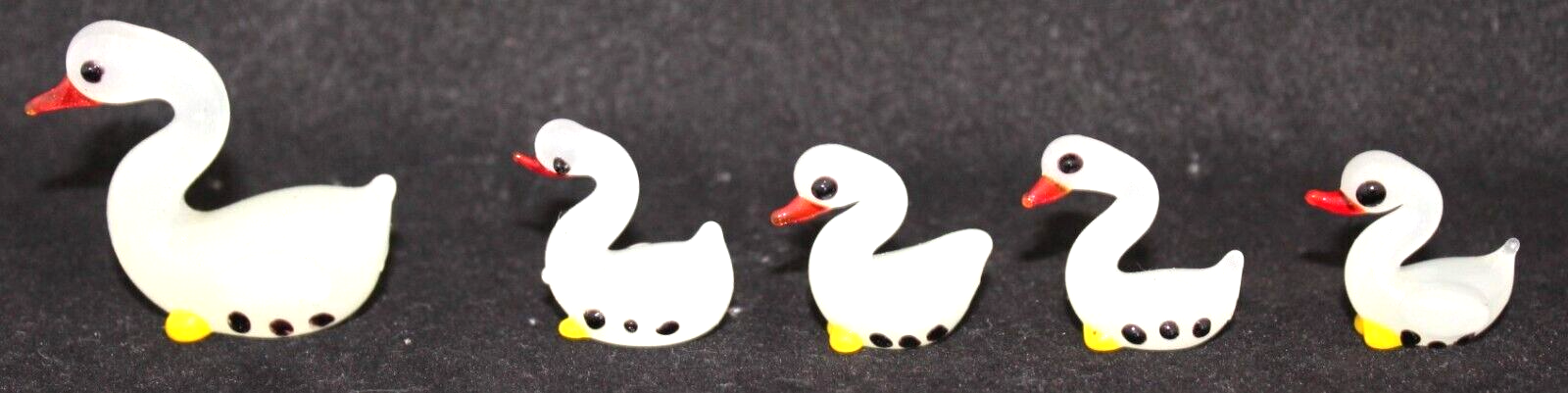 Vintage, ( 1970's) Hand Made,  Art Glass Miniature Family of 5 Swans Unbranded