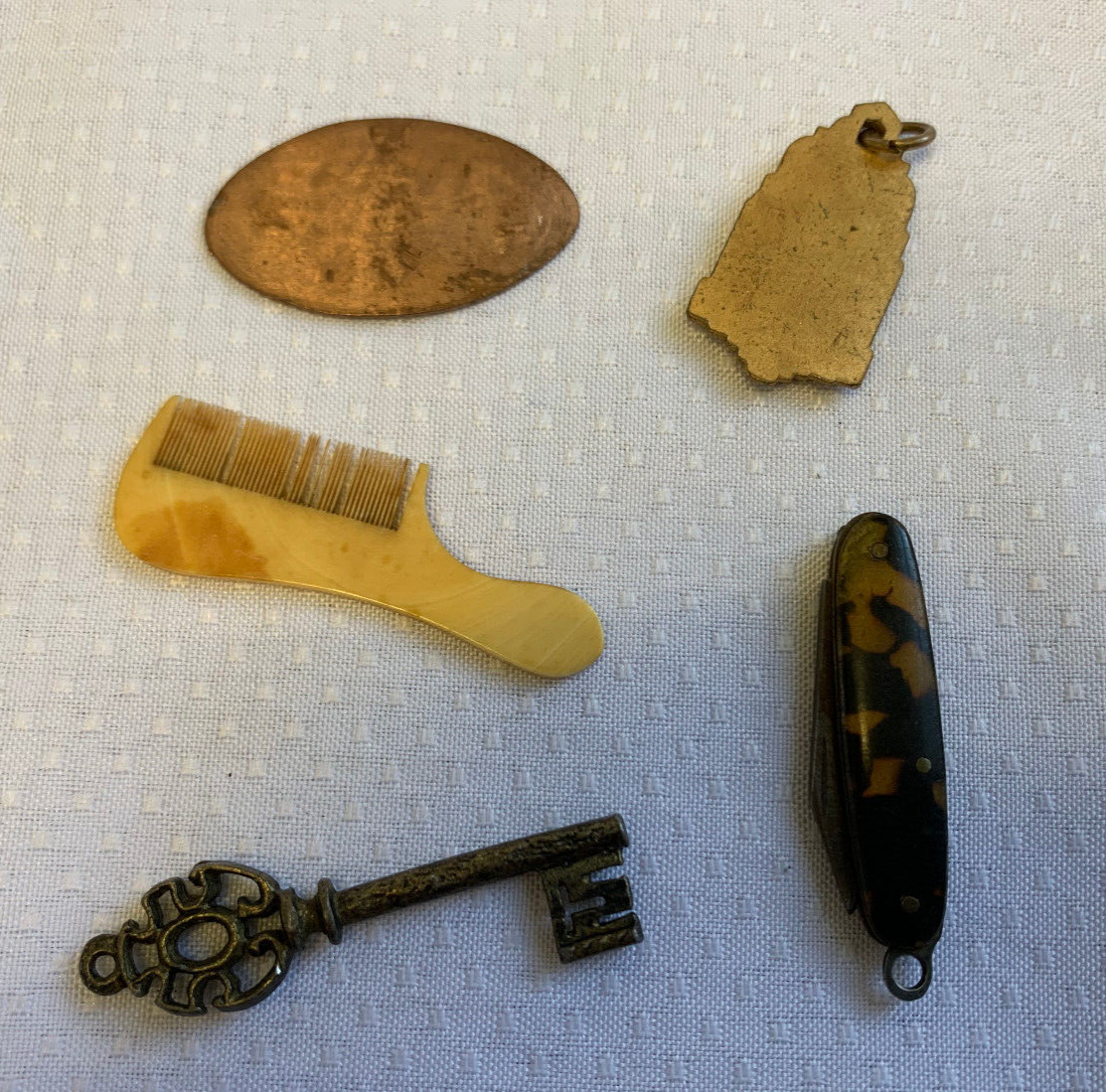 Antique Vtg Trinket Lot Bottle Tokens Coins Lock Ring Pocket Knife Collectibles Без бренда - фотография #17