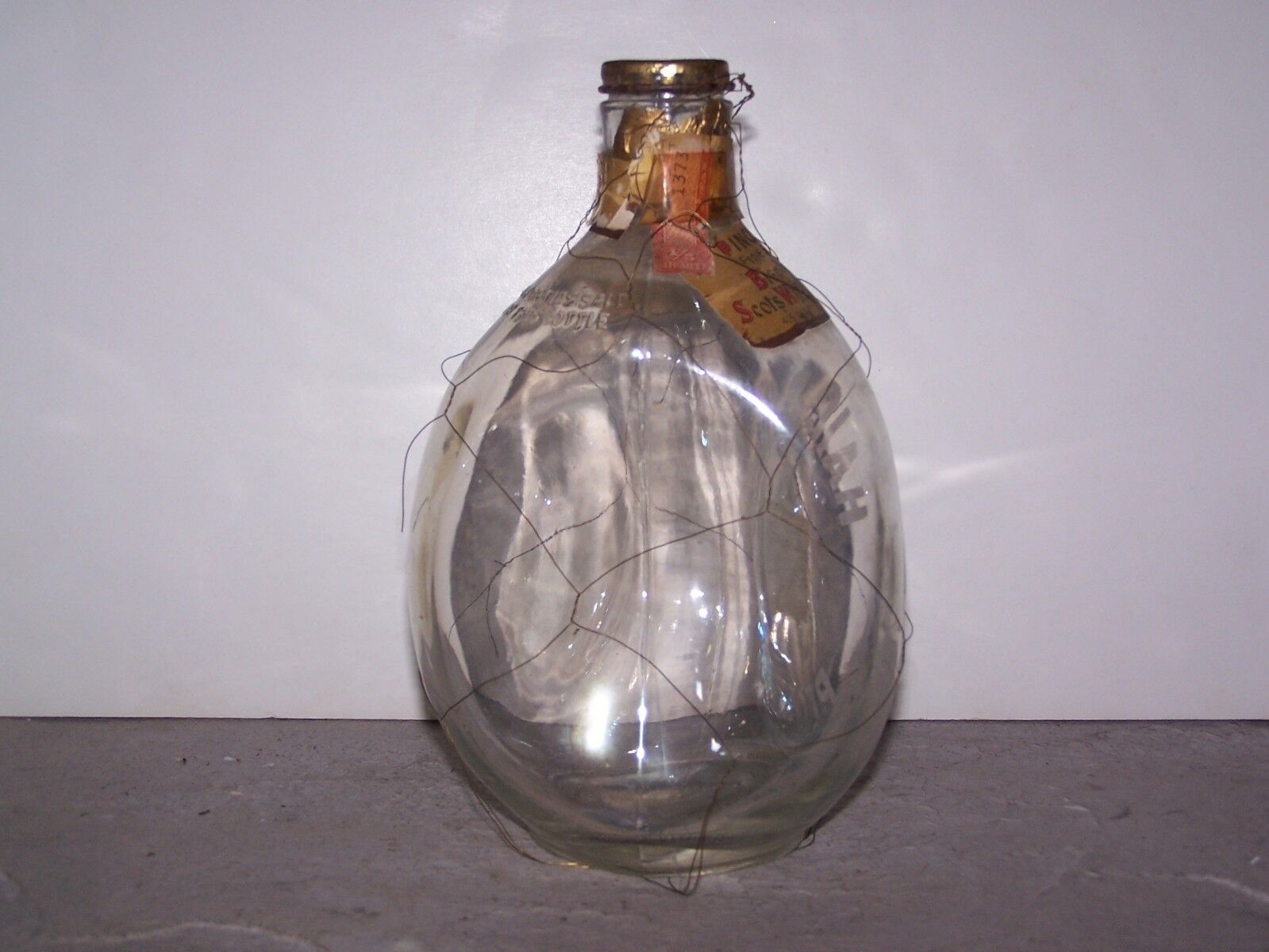 Vintage Haig & Haig Pinch 3-sided Bottle with Wire 4/5 Quart Без бренда - фотография #2