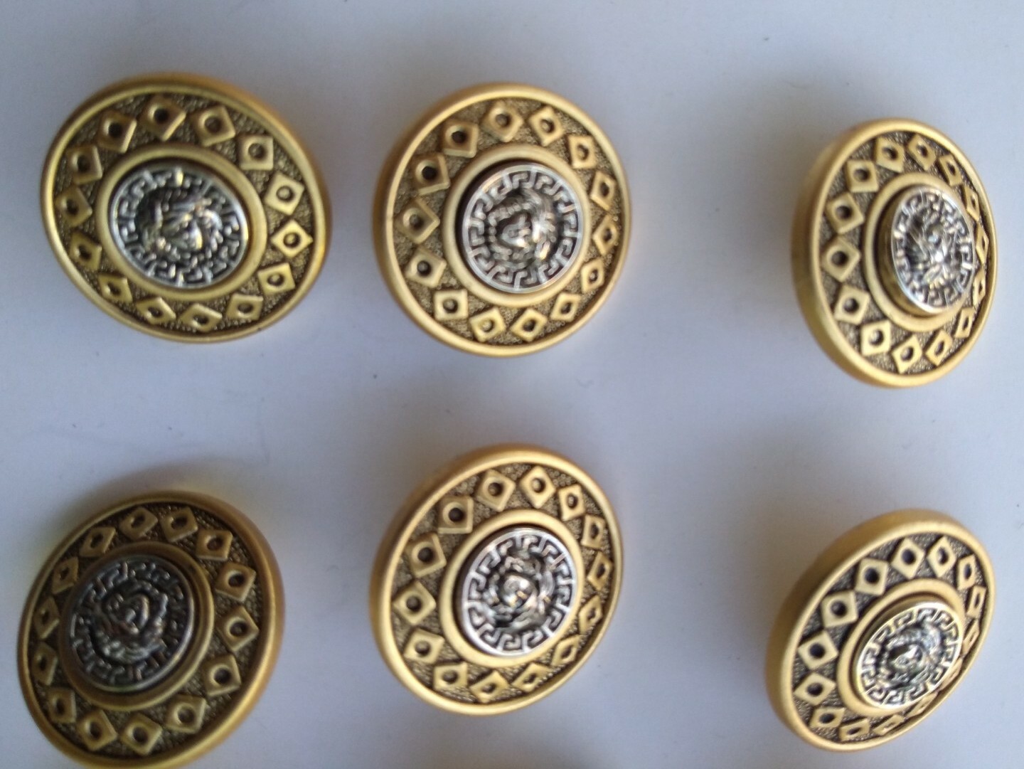 LOT x 10 21MM VINTAGE VERSACE GOLD MEDUSA SHANK BUTTONS SEWING CRAFT DECOR 1990s Versace Does Not Apply - фотография #3