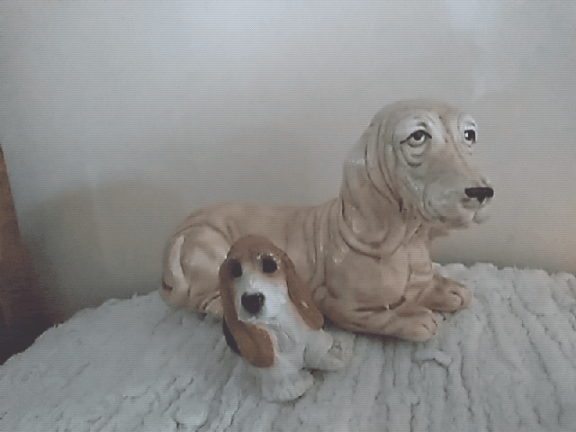 VINTAGE BASSET HOUND DOGS. FIGURINES. 1 Ceramic  / 1 Sandcast  They Need a home Без бренда