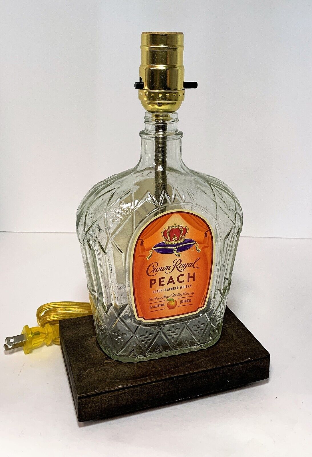 CROWN ROYAL PEACH WHISKEY Liquor Bar Bottle TABLE LAMP Lounge Light w Wood Base Crown Royal - фотография #3