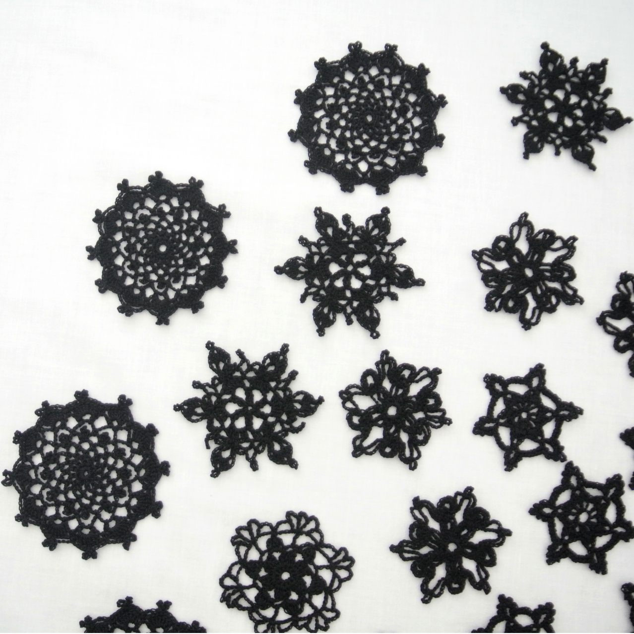 30 pcs, 7–9,5 cm, 2.8–3.7 “, Black, Halloween, Crochet Snowflakes, ogrc30, 299 Handmade - фотография #2