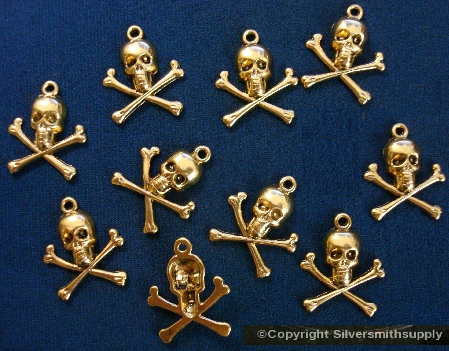 10 Golden skulls jewelry pendant charms ant gold plated skull findings CFP084 Silversmithsupply.com - фотография #3