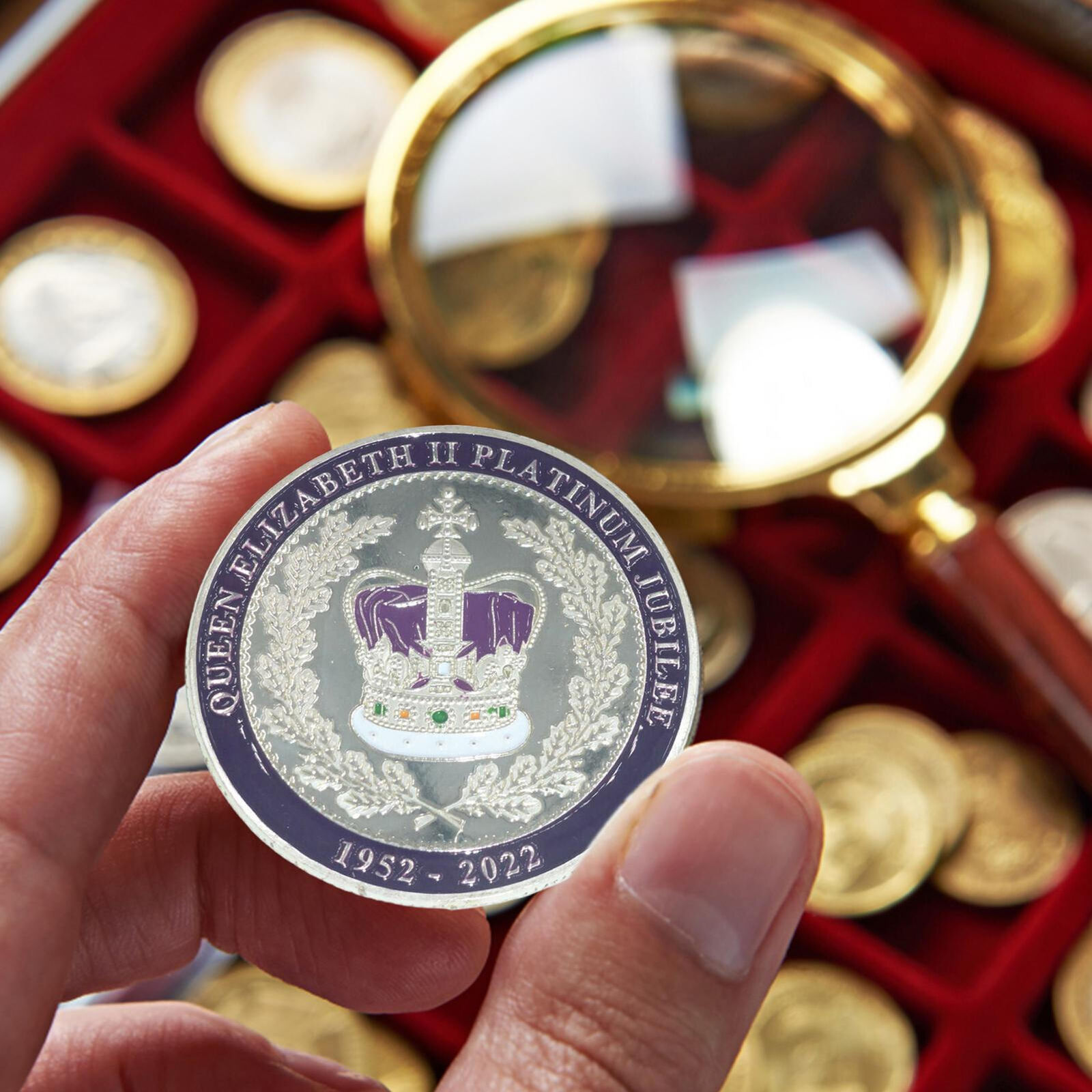 Commemorative Coin HM Queen Elizabeth II Platinum Jubilee (Purple/Silver) 2022 Без бренда - фотография #6