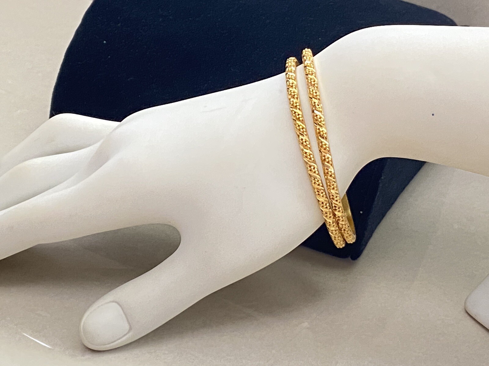 22K Solid Yellow Gold Beaded Pattern Bangle Bracelet Set, 21.40 grams SCS - фотография #3