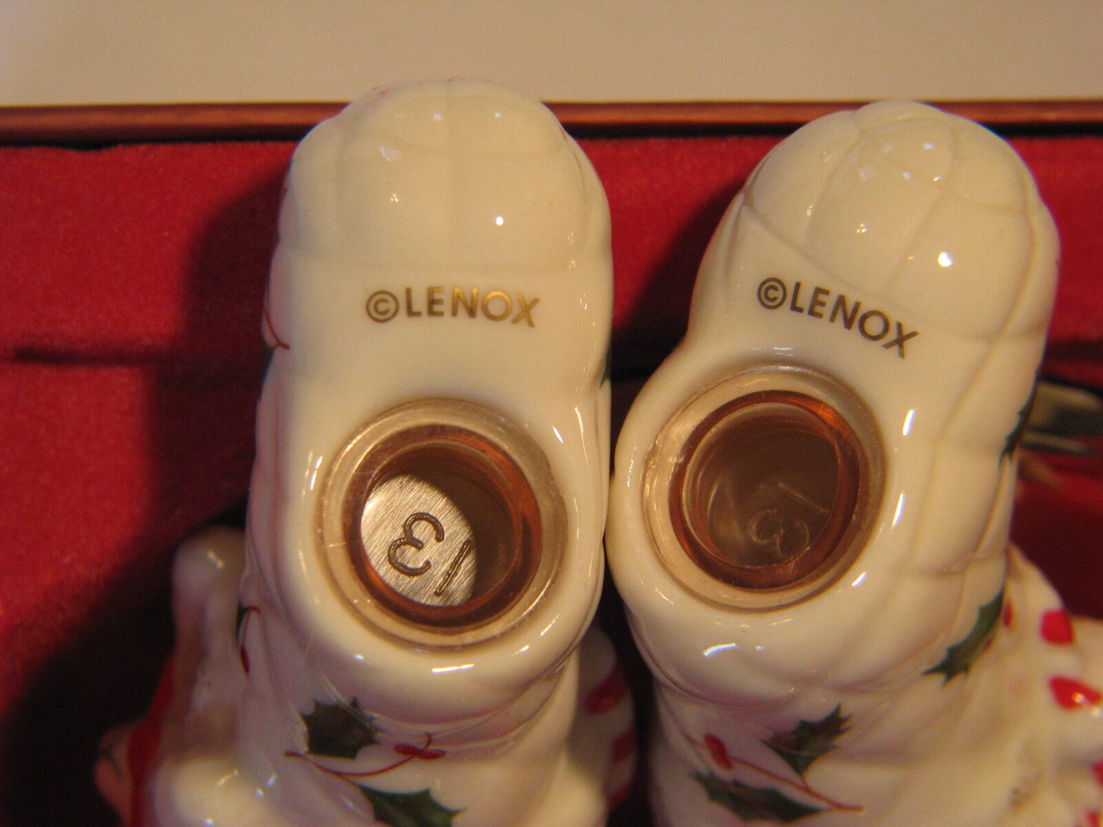 CUTE LENOX CHRISTMAS HOLIDAY STOCKINGS SALT & PEPPER SHAKERS W/ GOLD STAND - NEW Lenox - фотография #4