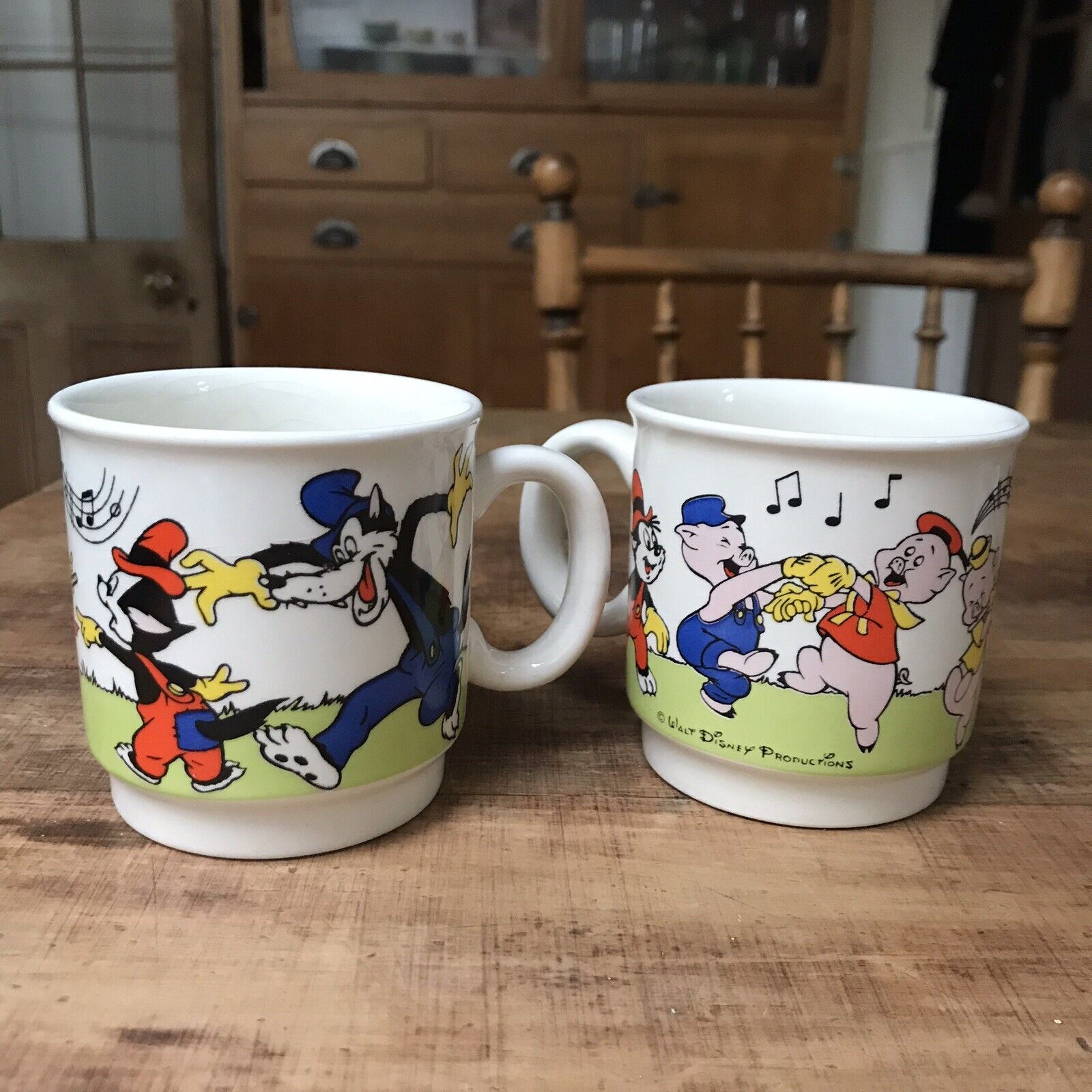 Pair - lot of 2 - Vintage Walt Disney Three Little Pigs porcelain MUG cup set Без бренда
