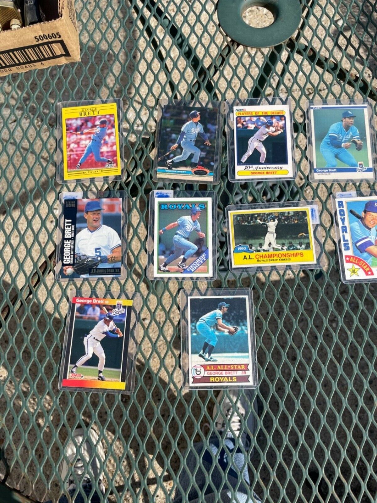 Lot of 10 George Brett Baseball Cards in hard plastic sleeves. Без бренда