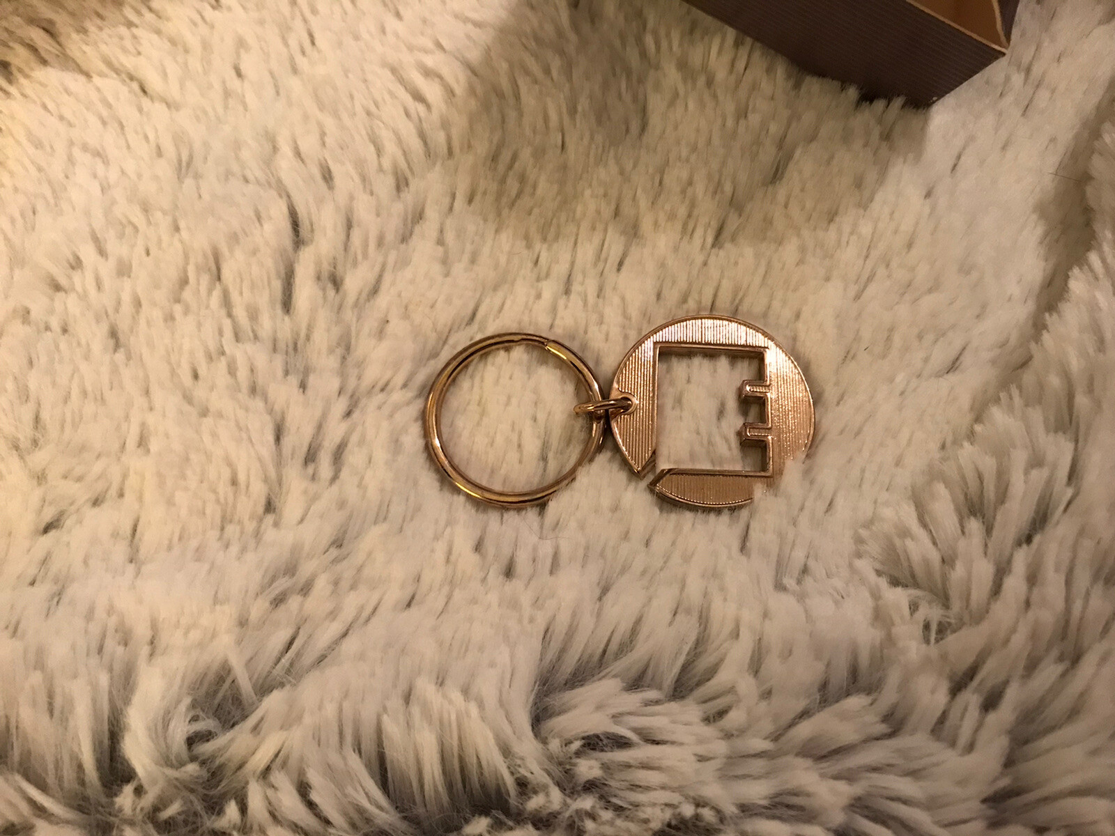 Vtg NIB Avon Interlocking Initial E Key Ring- Goldtone Avon - фотография #3