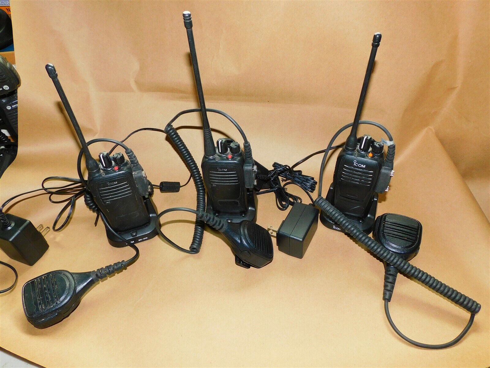 ICOM UHF Transceiver Hand Held Radio IC-F2000 with Charger and Microphone 3 sets Icom IC-F2000