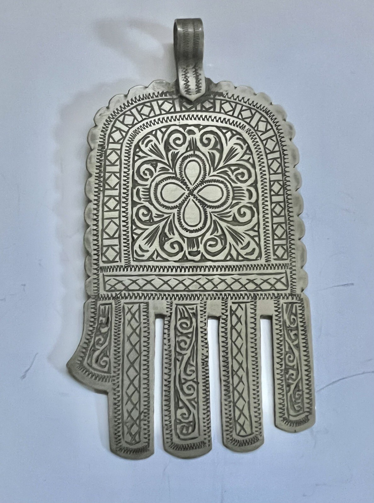 Tribal Khamsa Silver Hand Of Fatima Tuareg Huge Vintage Moroccan Tribal Pendant. Без бренда - фотография #2