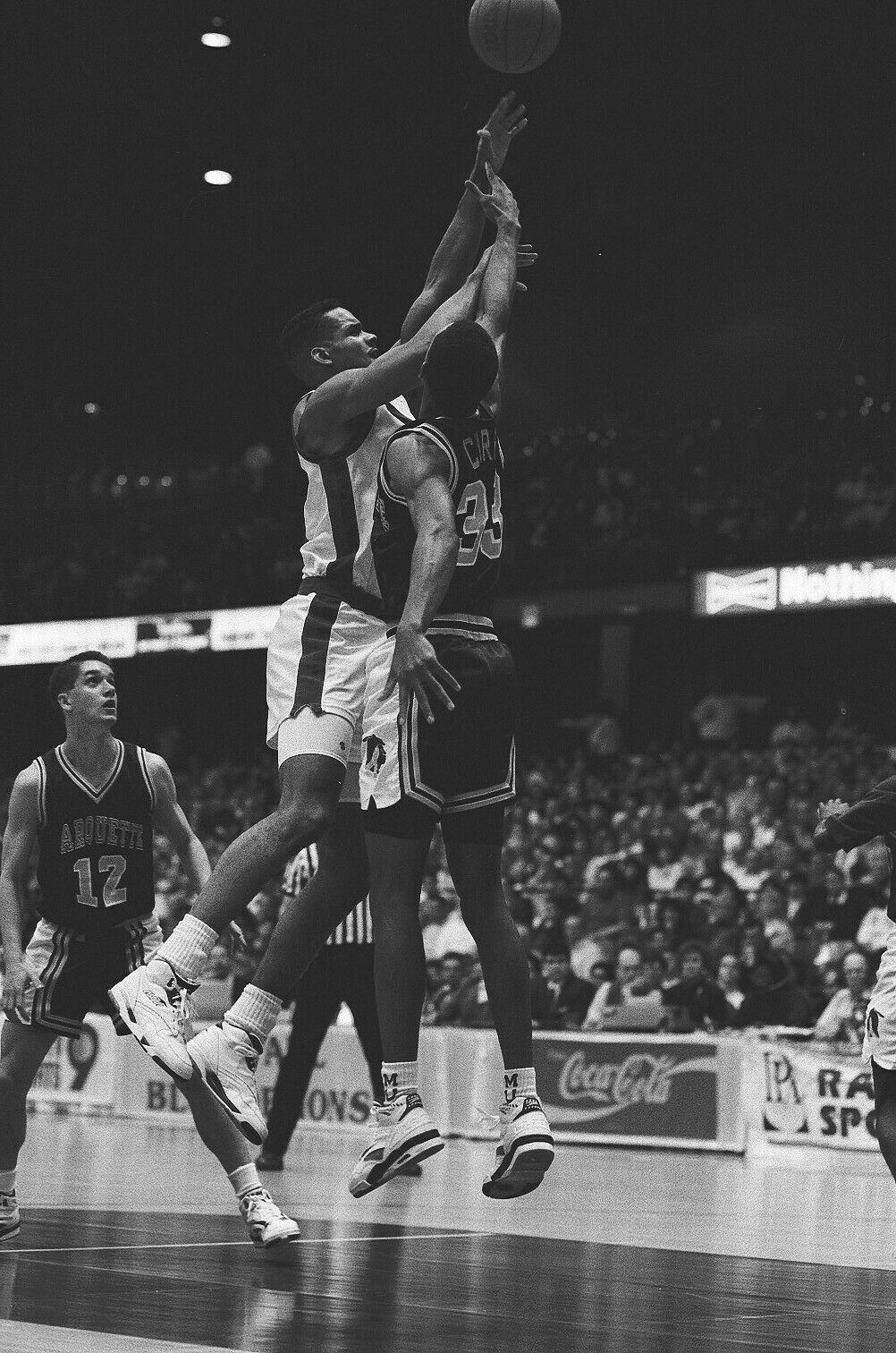 LD126-15 1992 College Basketball DePaul Marquette (140) ORIG 35mm B&W NEGATIVES Без бренда - фотография #12